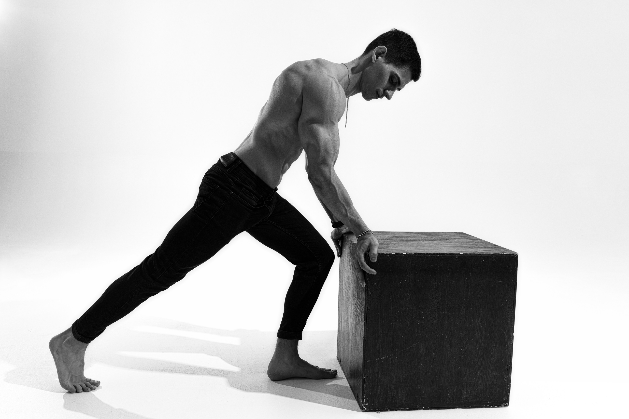 Съемка с Владом на циклораме с импульсным светом для себя и контента. Дмитрий Шульгин, портретный фотограф в Воронеже