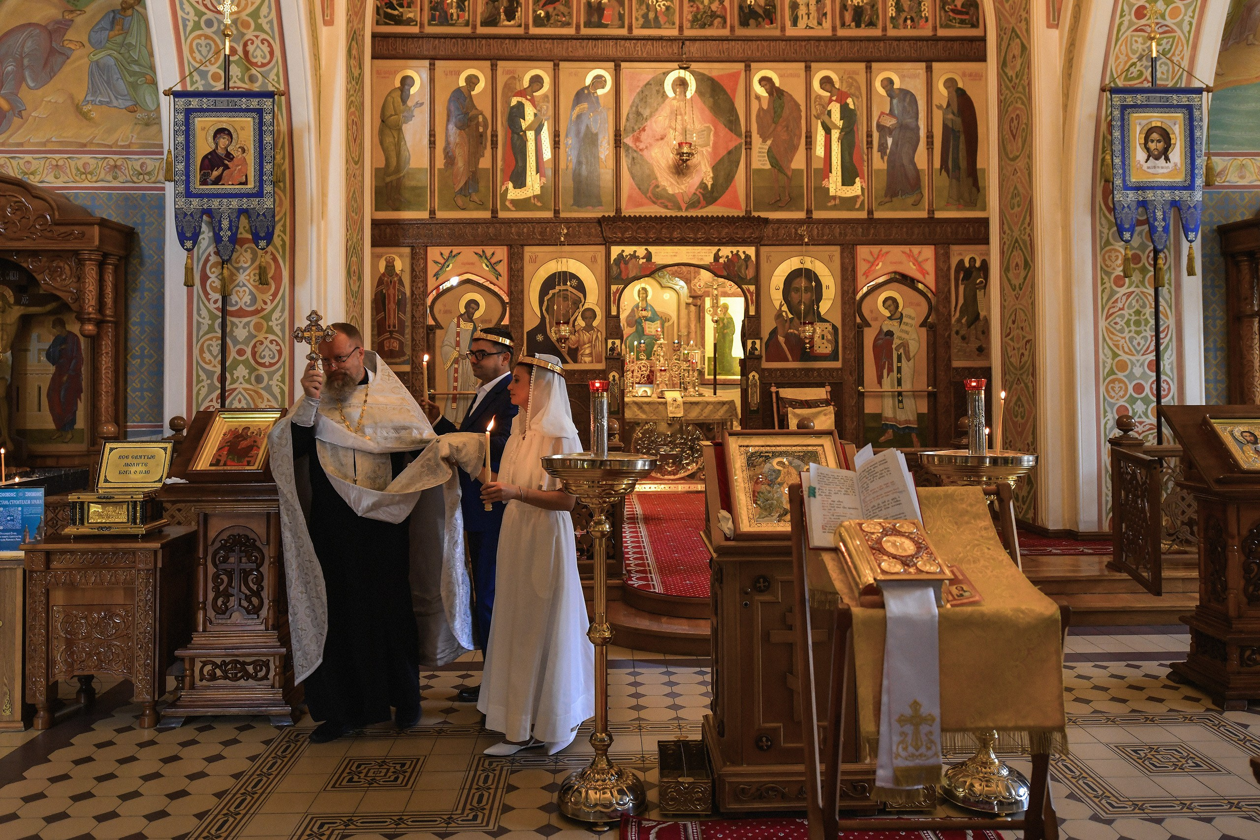 Фотосъемка венчания в церкви в Красноярске. 📸 Свадебный и семейный фотограф в Красноярске Тихомиров Евгений | 17 лет опыта | 800+ свадеб