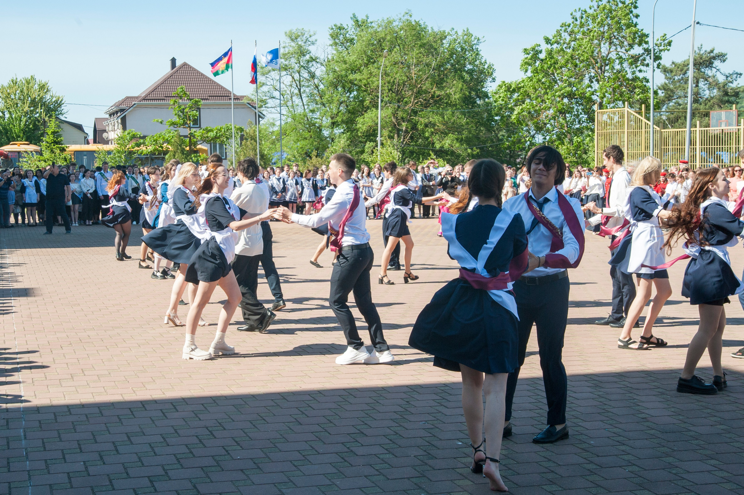 Последний Звонок МАОУ СОШ № 17 им. Эдуарда Есаяна — Архипо-Осиповка. Свадебный и семейный фотограф Денис Лукьянов в Краснодаре, Краснодарском крае и Республике Крым