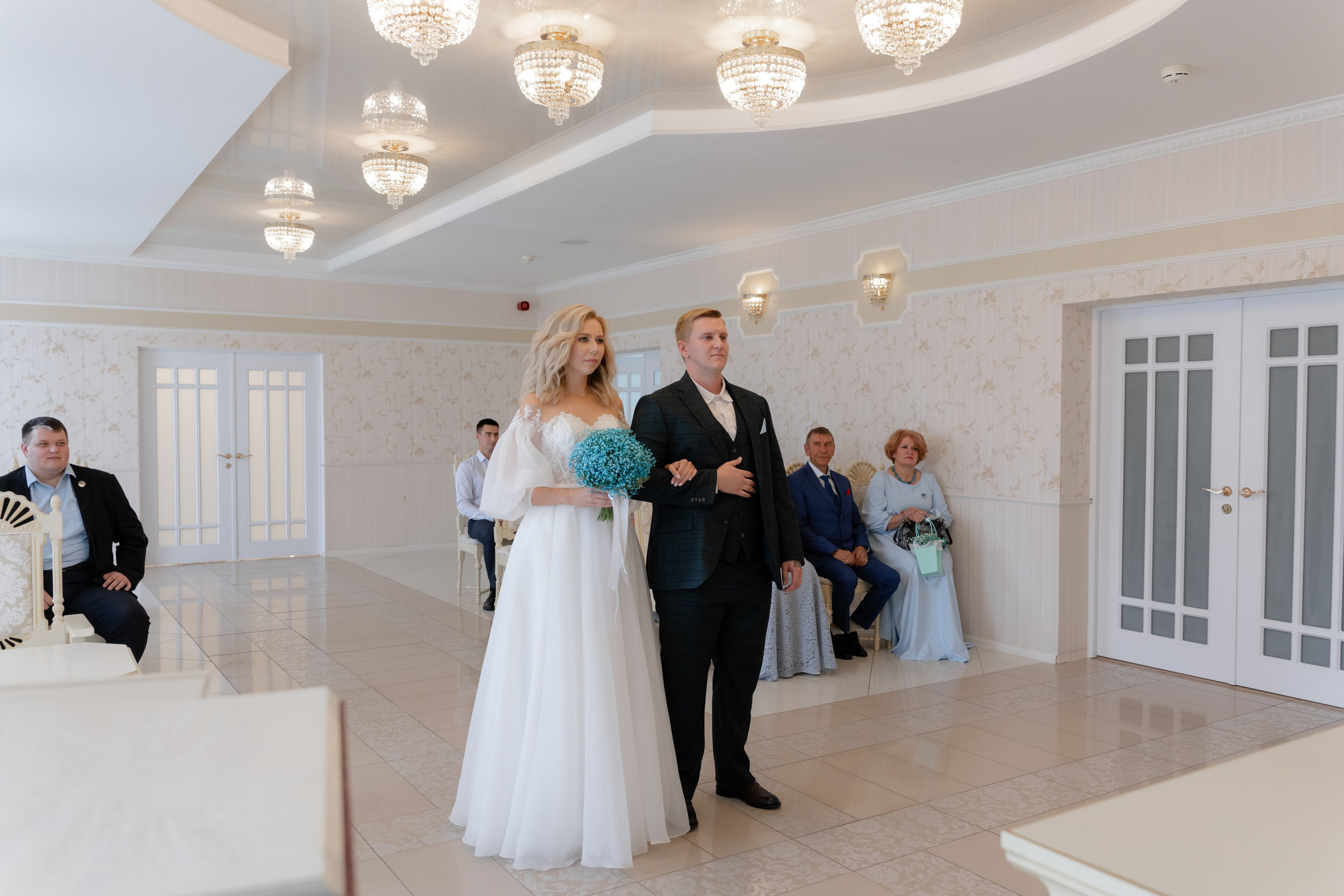 жених и невеста в зале регистрации в загсе курортного района в сестрорецке