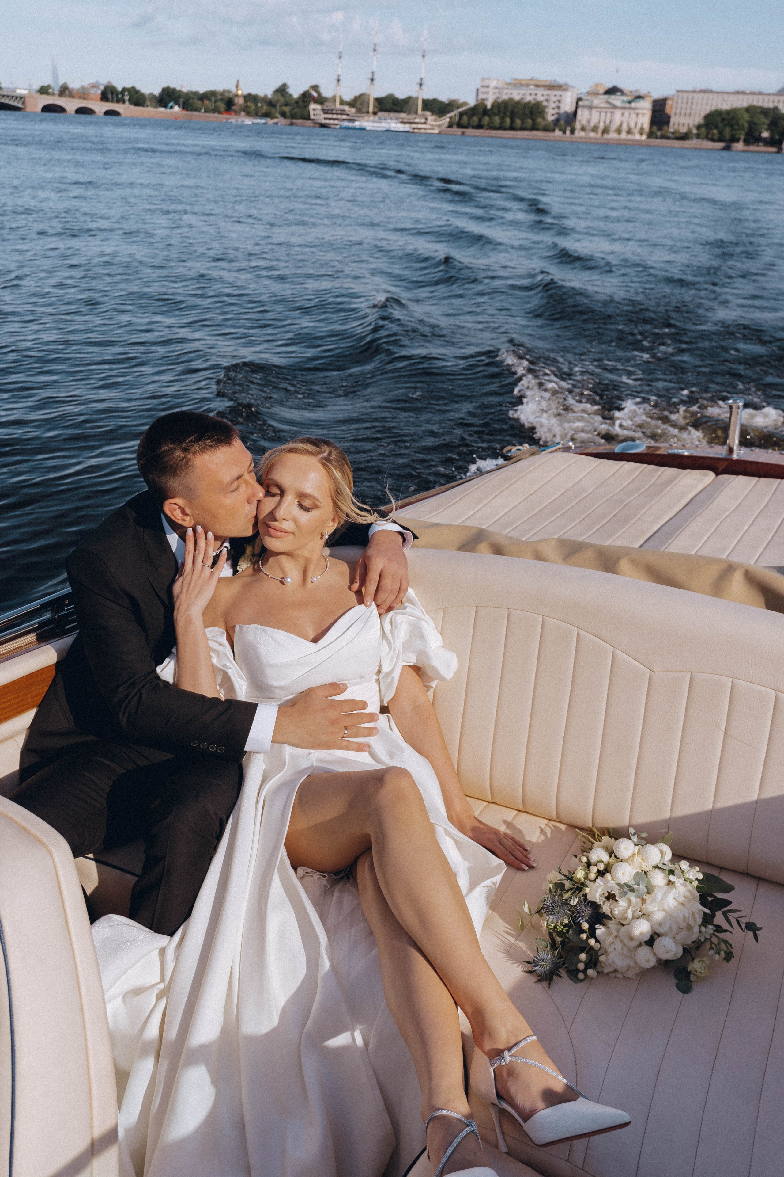СВАДЕНБНАЯ СЬЕМКА НА КАТЕРЕ ПО КАНАЛАМ САНКТ-ПЕТЕРБУРГА И В АКВАТОРИИ НЕВЫ. Профессиональный фотограф, Санкт-Петербург — Виктория Богомолова