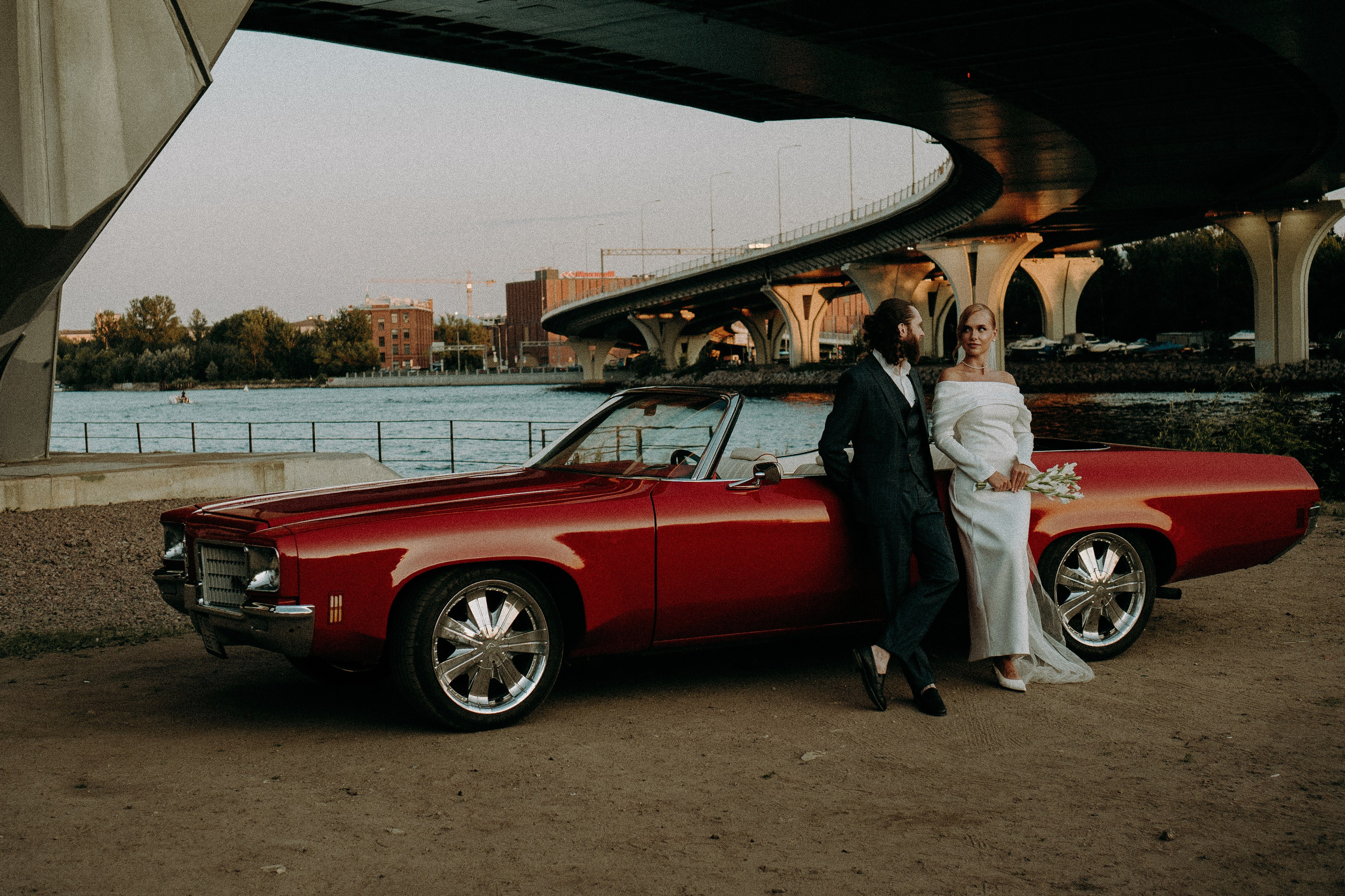 СВАДЕБНАЯ СЬЕМКА ВОЗЛЕ МСОТА БЕТАНКУРА НА КАБРИОЛЕТЕ. Профессиональный фотограф, Санкт-Петербург — Виктория Богомолова