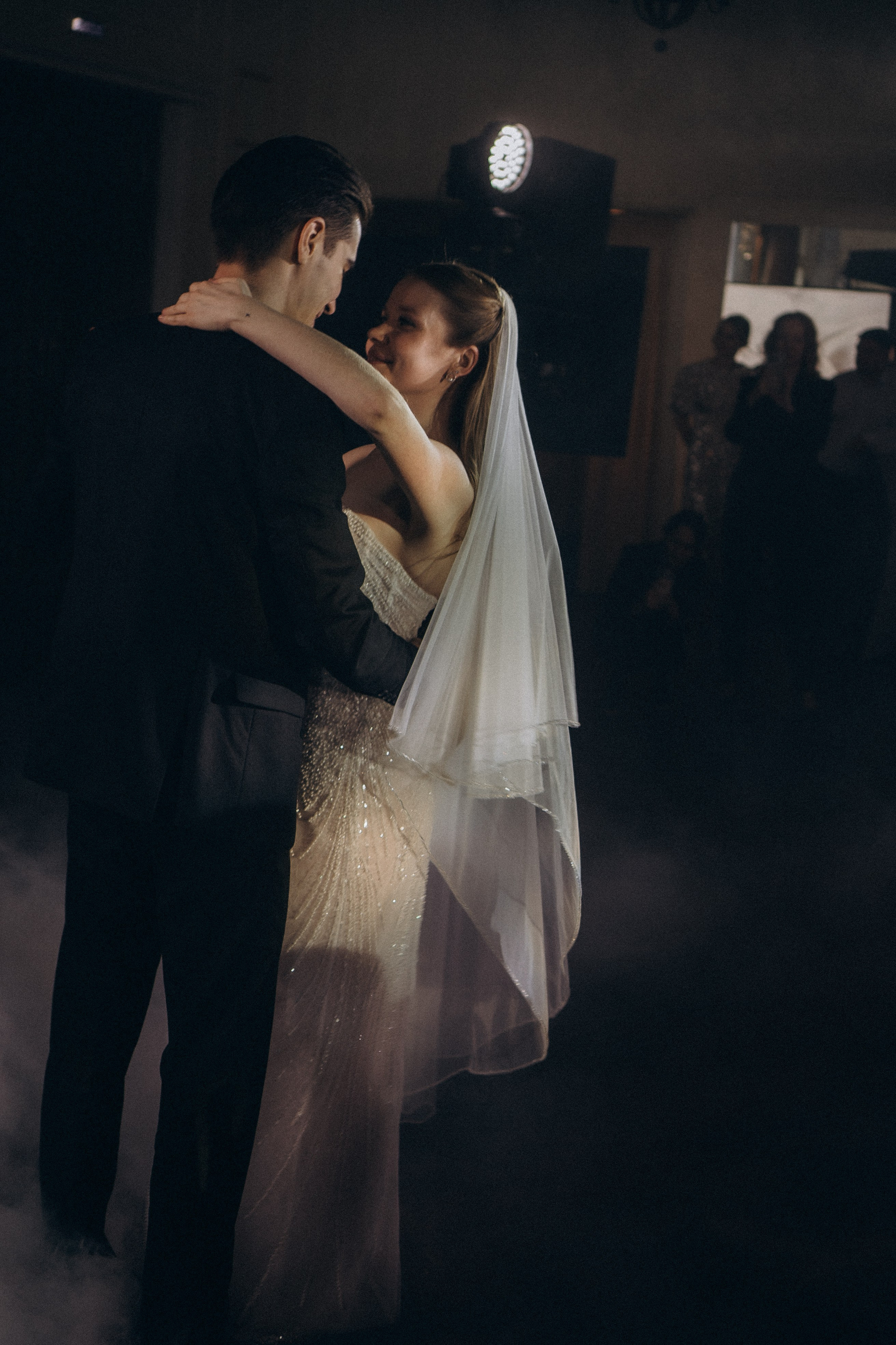 ПЕРВЫЙ ТАНЕЦ МОЛОДЫХ НА БАНКЕТЕ. ТРОГАТЕЛЬНЫЙ МОМЕНТ (СНЯТО В СИБИРЕ В НИЖНЕВАРТОВСКЕ). Профессиональный фотограф, Санкт-Петербург — Виктория Богомолова