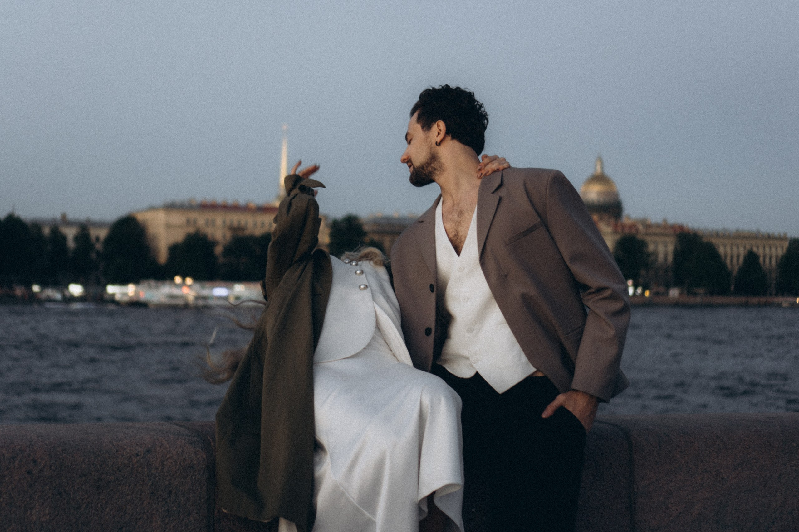 СВАДЕБНАЯ СЬЕМКА ПАРЫ НА РАССВЕТЕ В БЕЛЫЕ НОЧИ И ПРОГУЛКА С РАЗВОДНЫМИ МОСТАМИ И ПИКНИК ВОЗЛЕ ИСАКИЕВСКОГО СОБОРА. Профессиональный фотограф, Санкт-Петербург — Виктория Богомолова