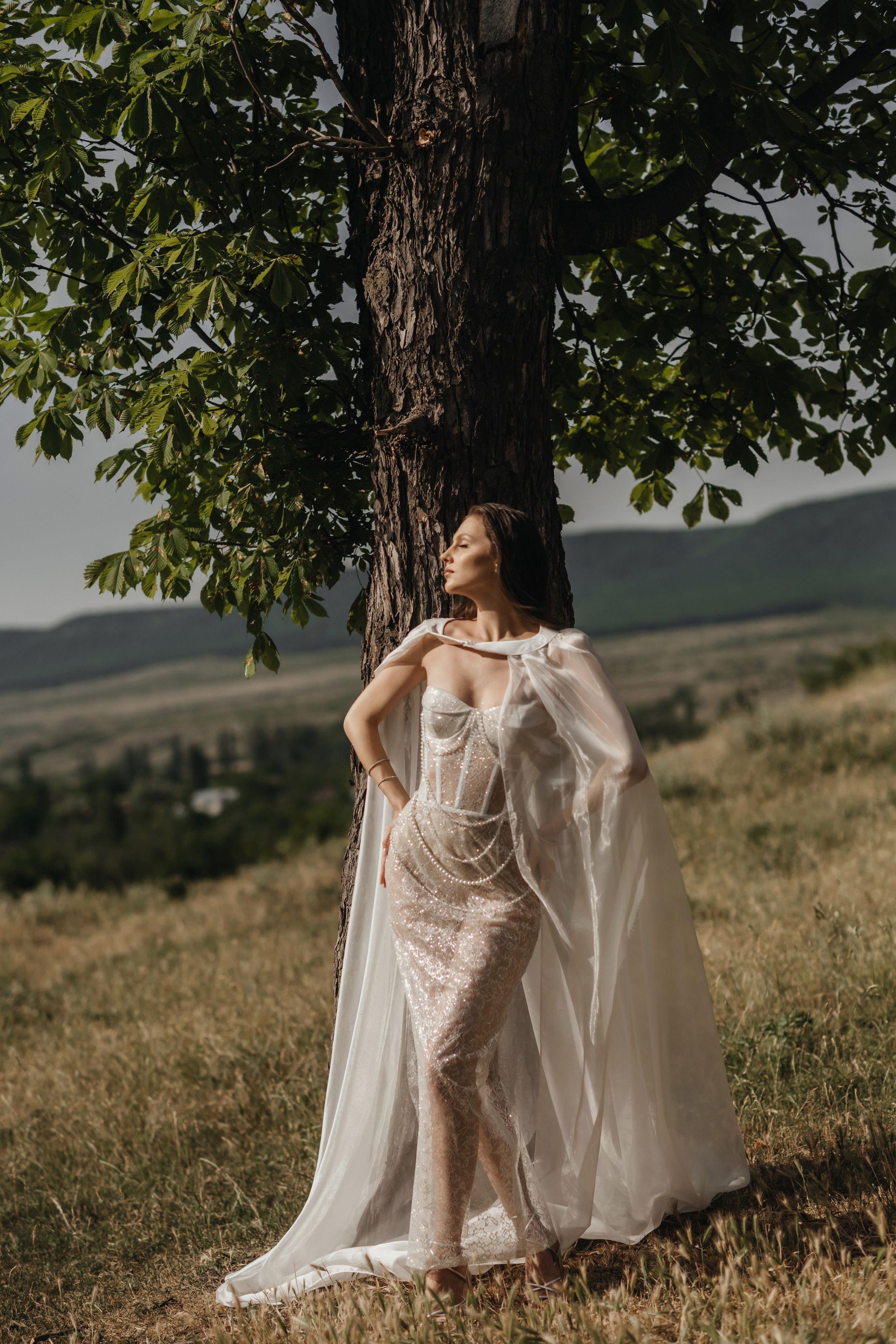 свадебная фотосессия в Крыму на закате невеста возле дерева