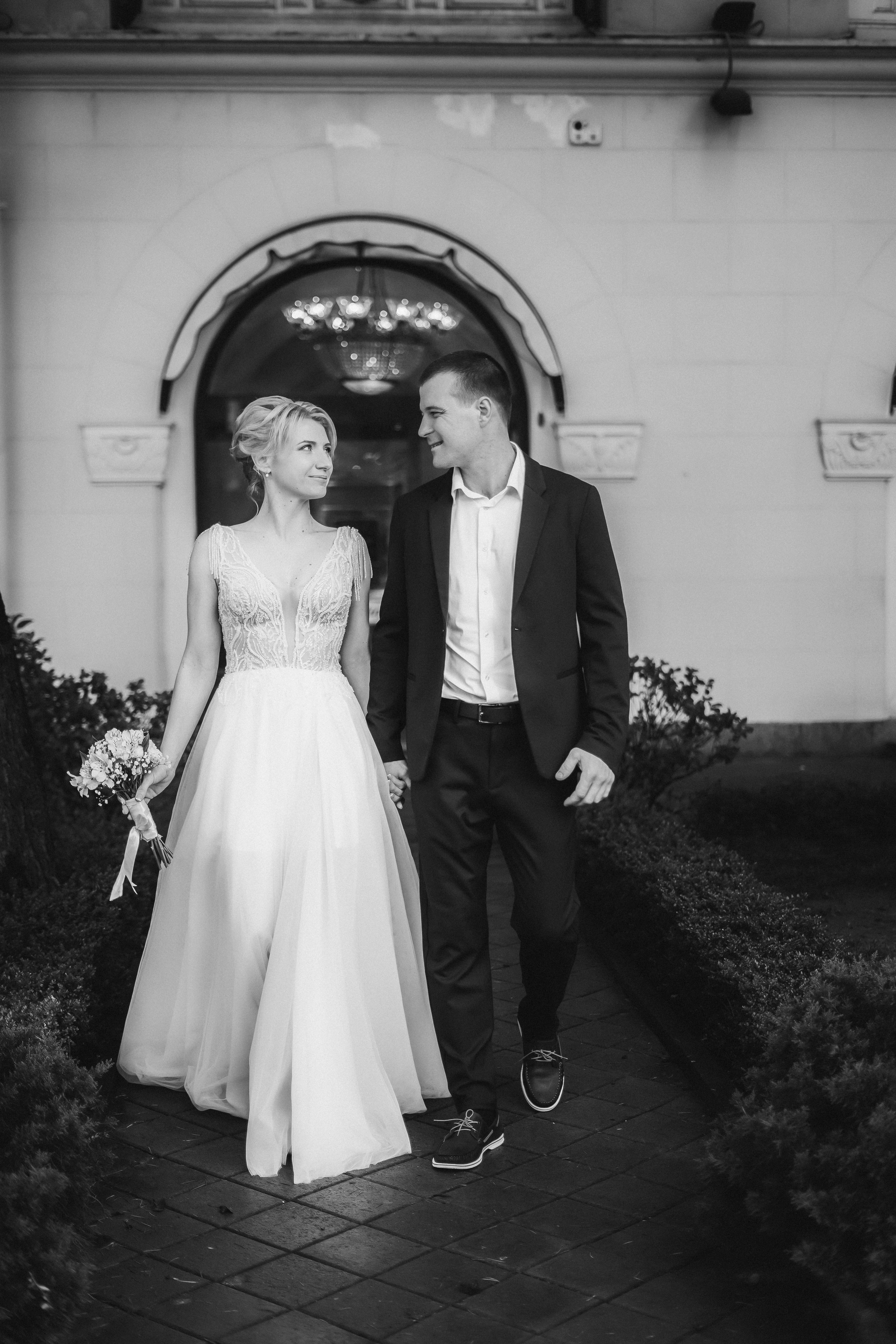 Жених и невесты на фоне морпорта 