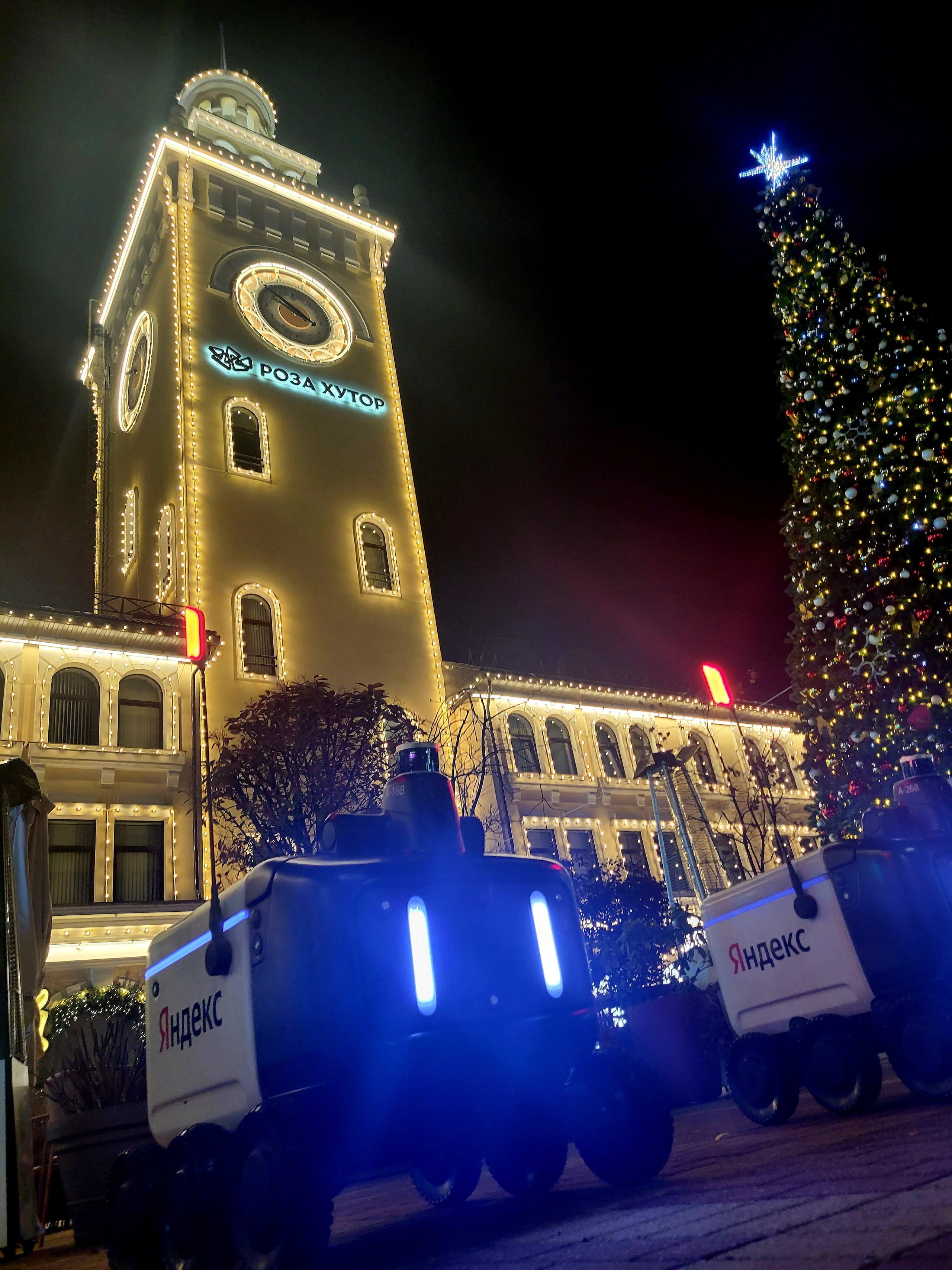 Доставка из ресторанов как в Роза Хуторе, так и в Красной поляне отдана роботам Яндекса