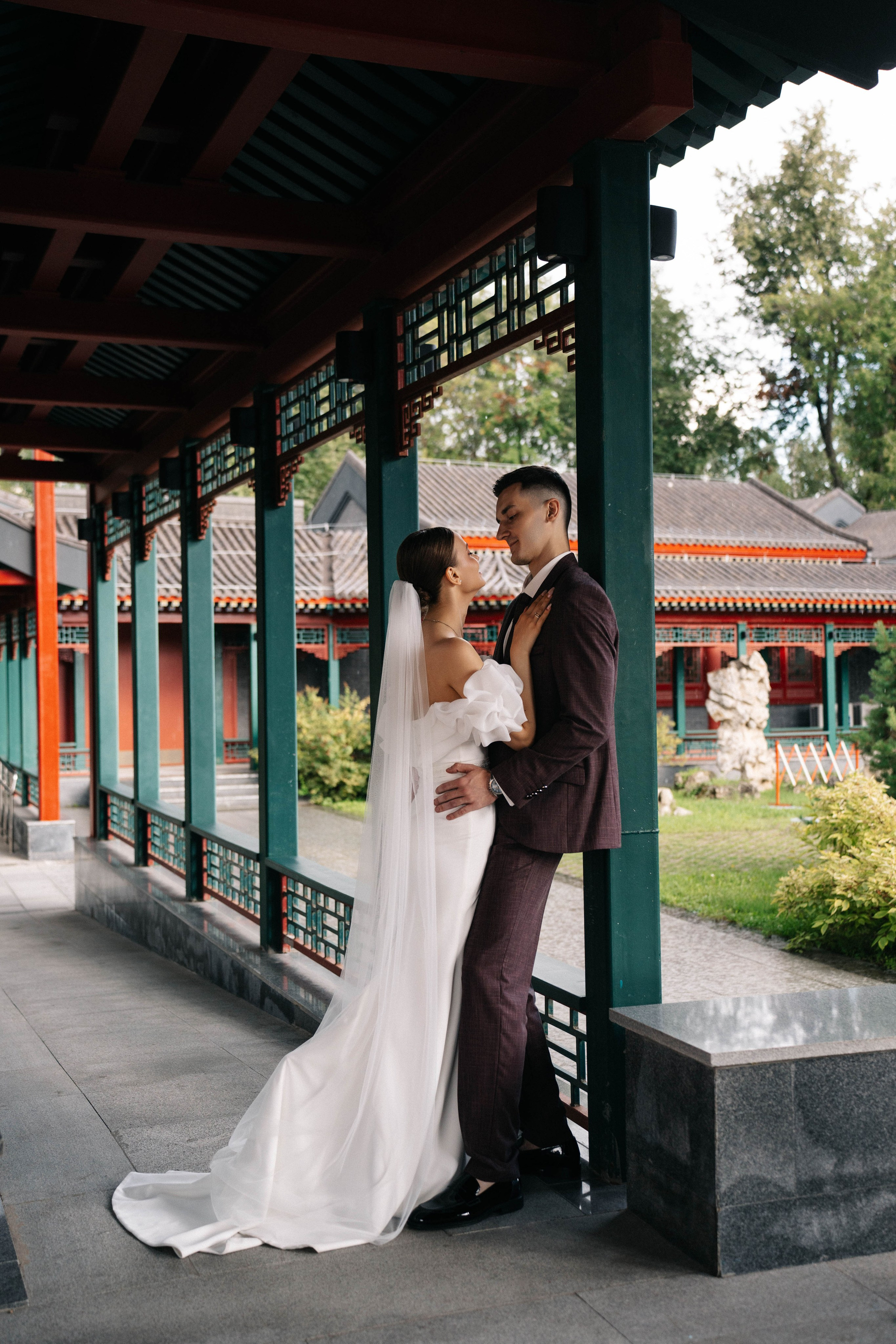 Свадебная фотосессия в Бутырском ЗАГС (Дворец Бракосочетания № 4) и прогулка в отеле Solux (Солюкс)