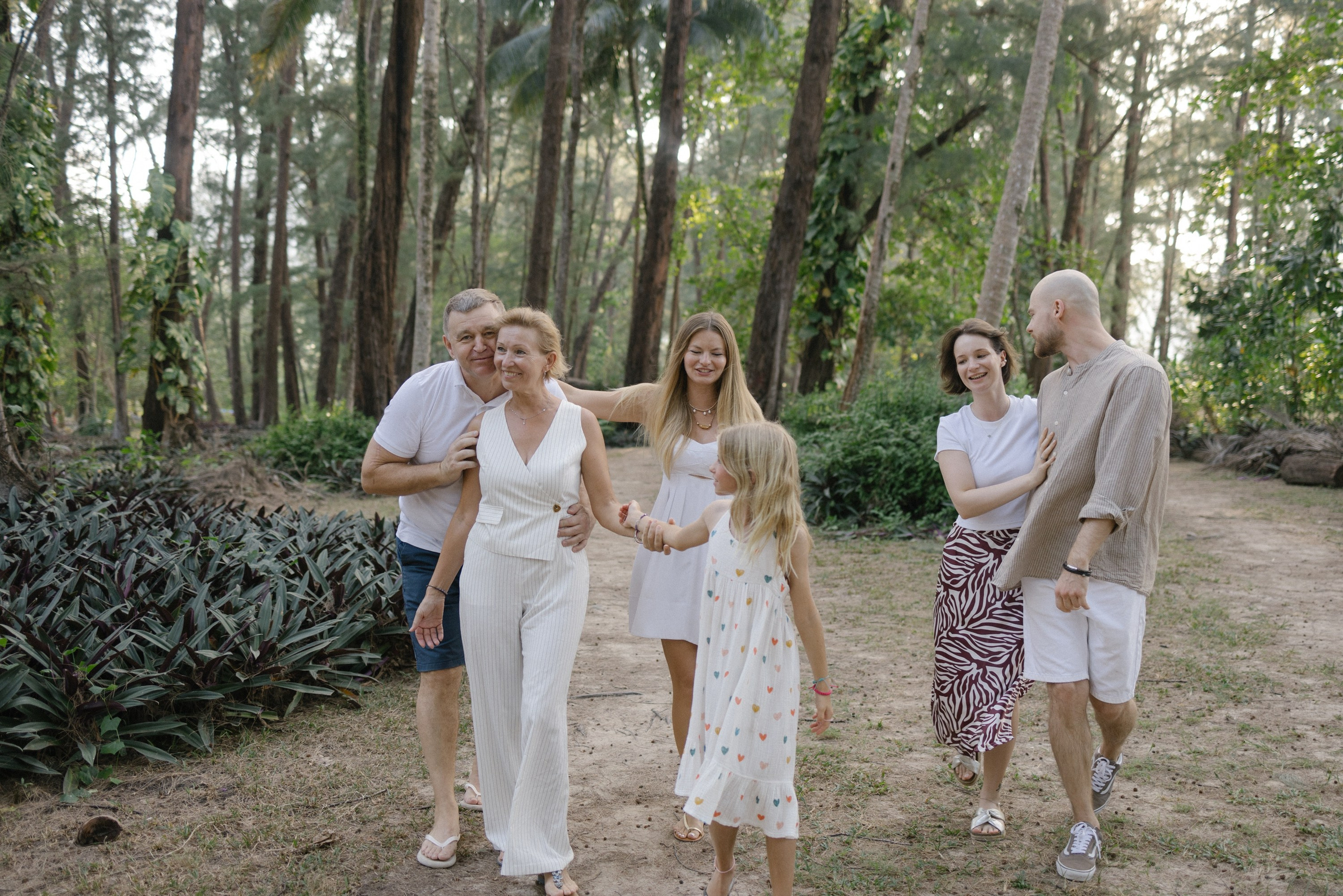 Family photoshoot in Phuket, Thailand. Fedor Lemeshko — Destination Wedding and Family Lifestyle photographer