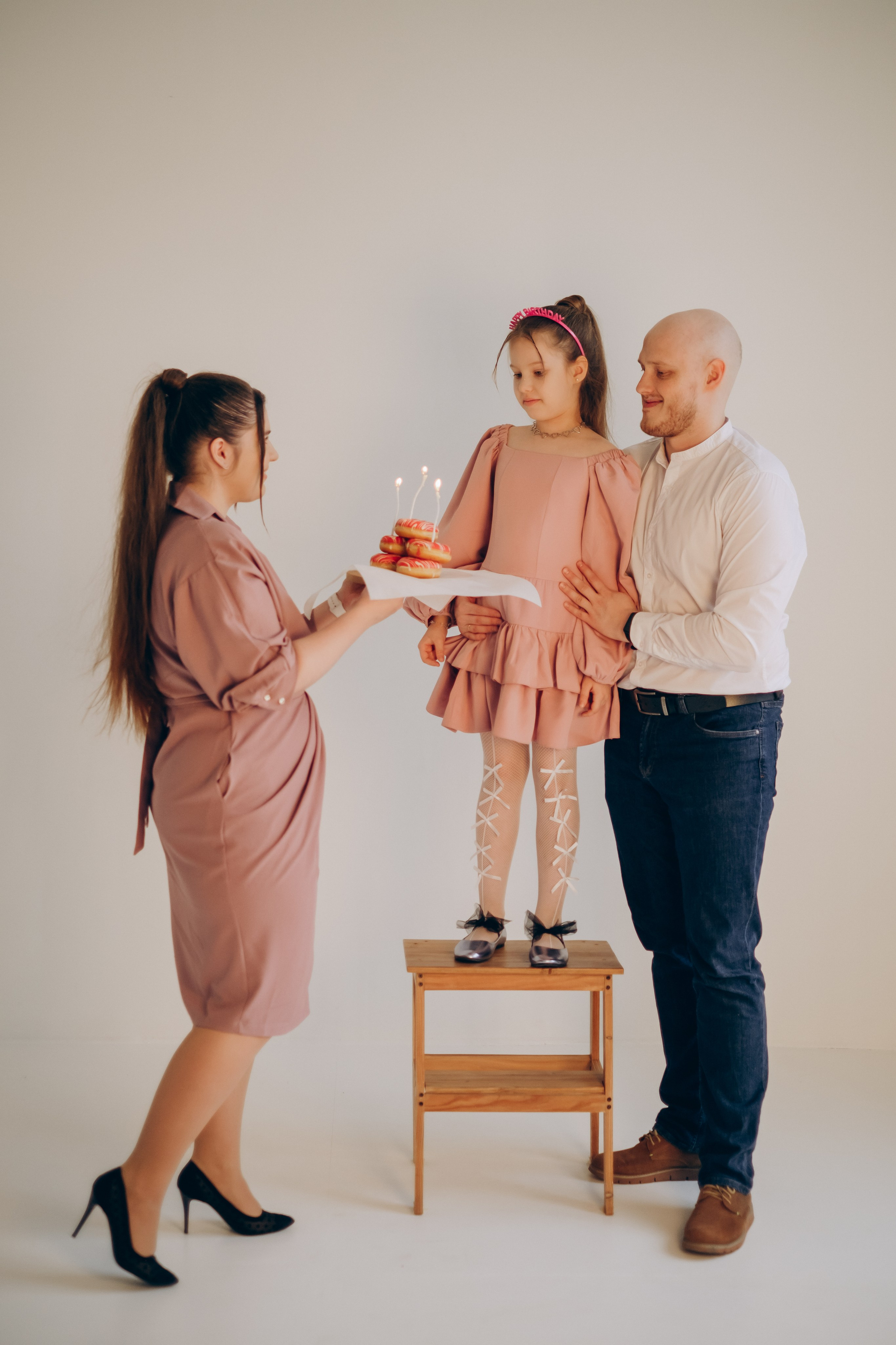 Фотосессия «День рождения» в минималистичной студии. Фотограф Новосибирск Анна Рождественская