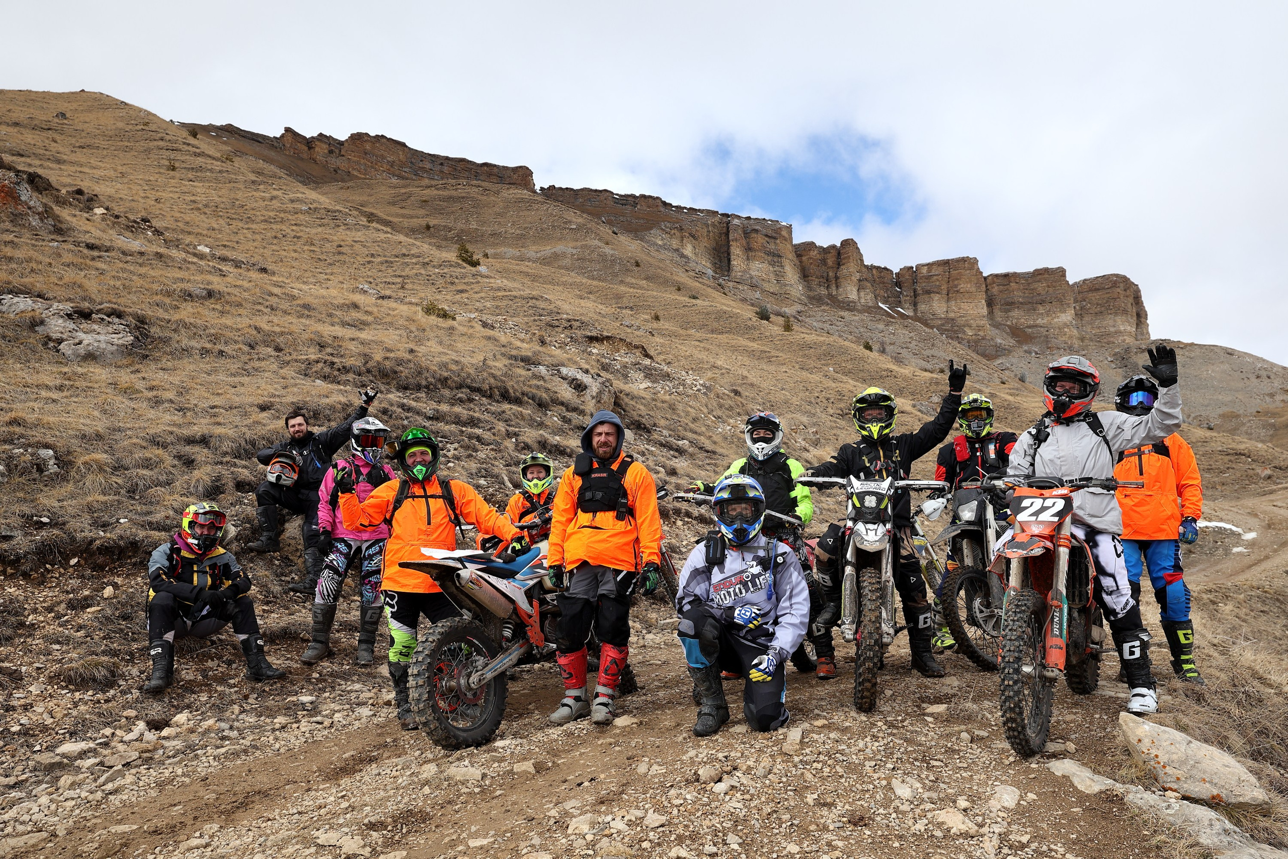 Репортажная фотосъемка выезда на эндуро мотоциклах в Кисловодск с НашиТуры. Плато Бермамыт