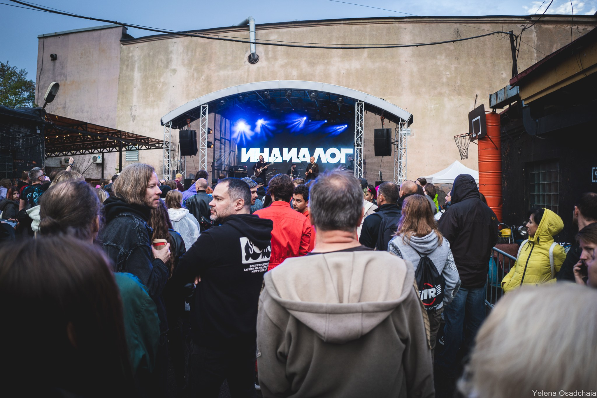 Живой 2025 — День 1. Елена Осадчая — фотографирую музыку на сцене и в жизни