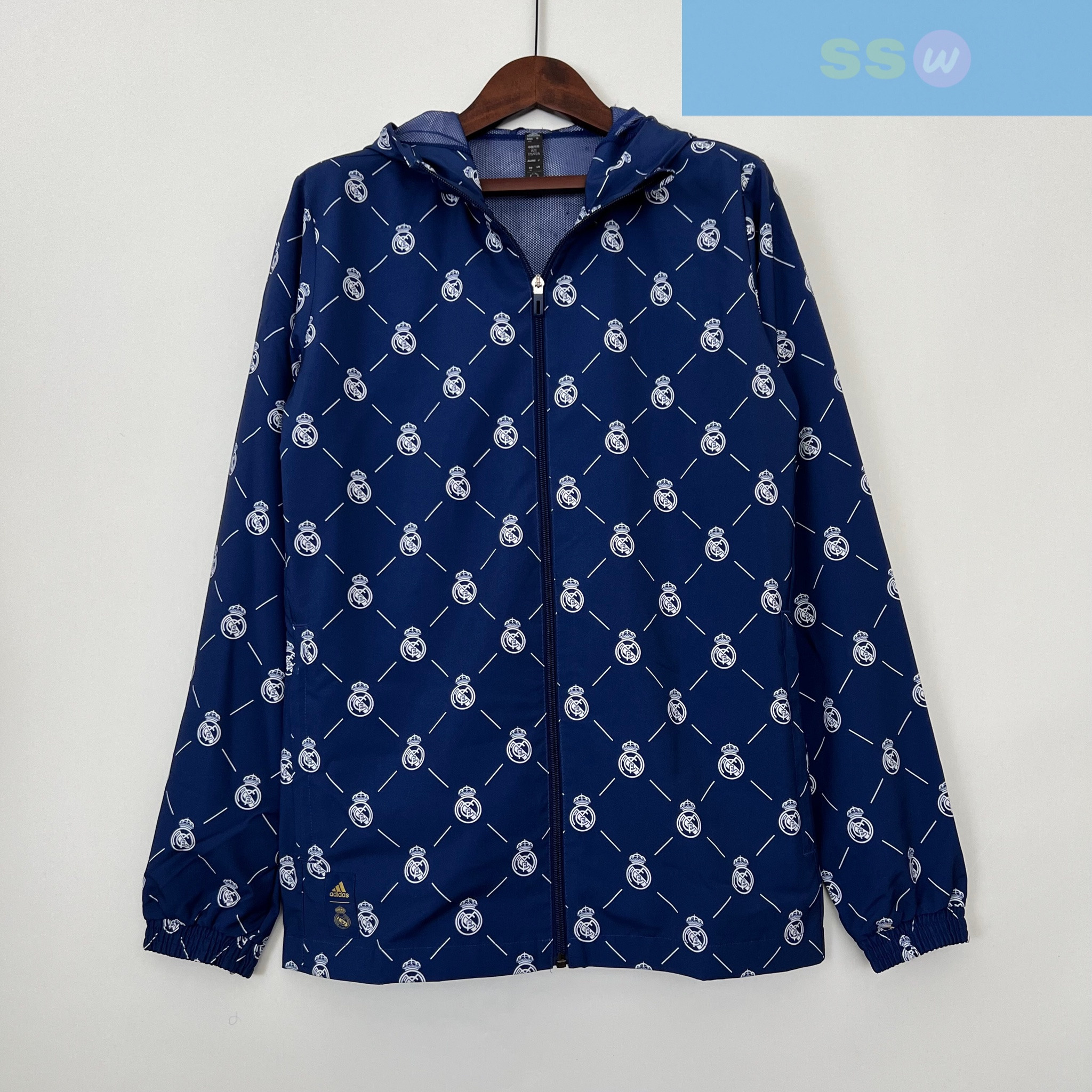 Ветровка Реал Мадрид купить по цене 4900 рублей. Футбольный магазин — ssw_magazin