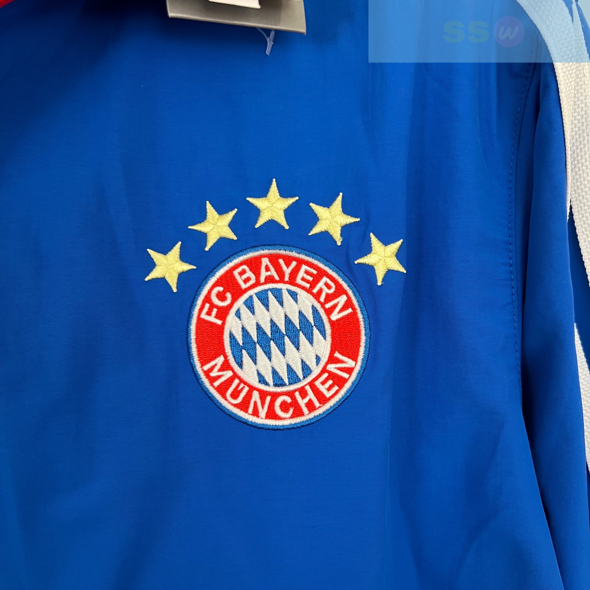 Ветровка Бавария Мюнхен купить по цене 4900 рублей. Футбольный магазин — ssw_magazin