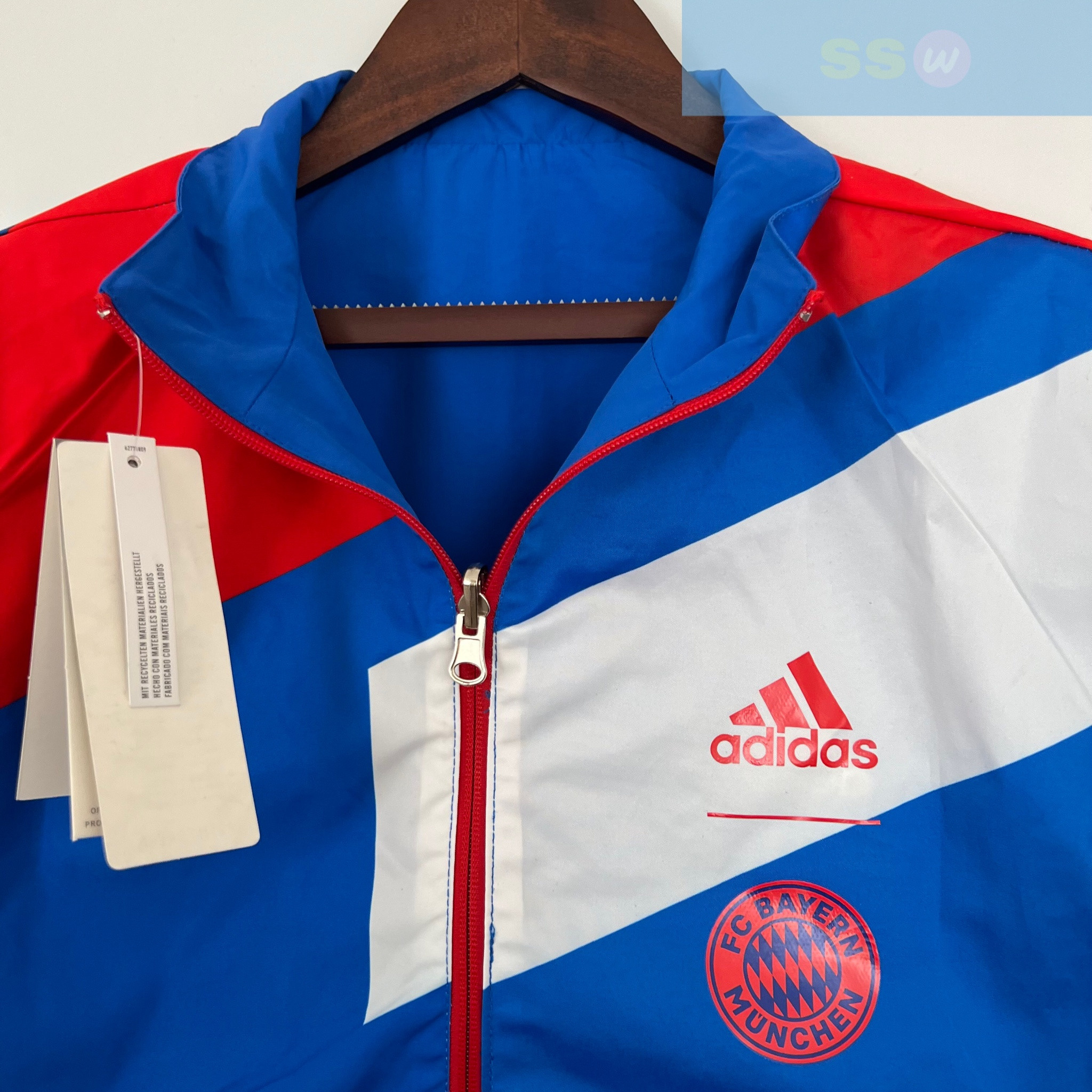 Ветровка Бавария Мюнхен купить по цене 4900 рублей. Футбольный магазин — ssw_magazin