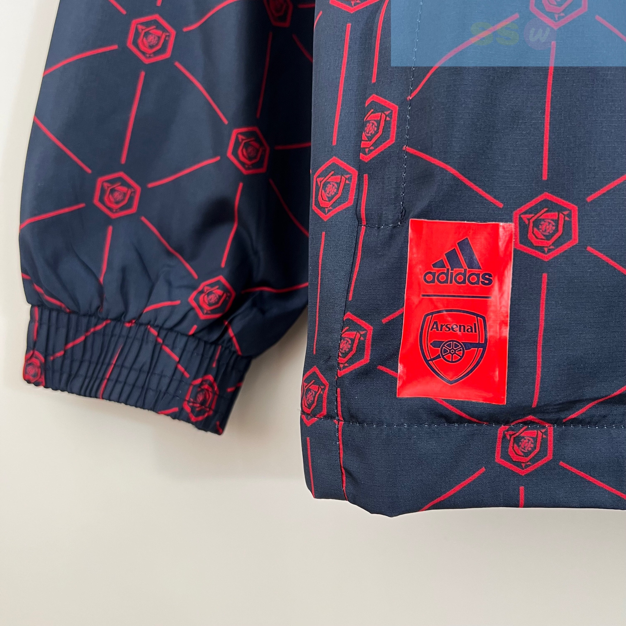 Ветровка Arsenal купить по цене 4900 рублей. Футбольный магазин — ssw_magazin