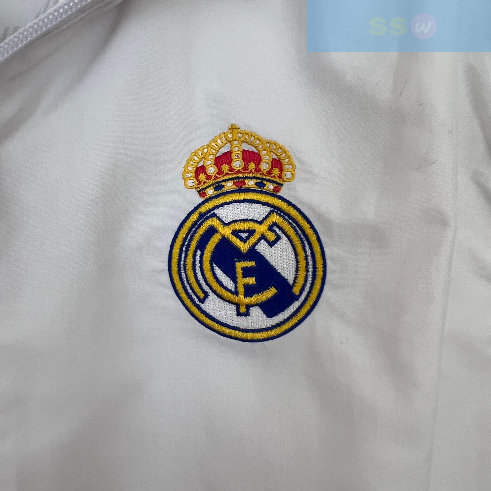 Ветровка Real Madrid купить по цене 4900 рублей. Футбольный магазин — ssw_magazin