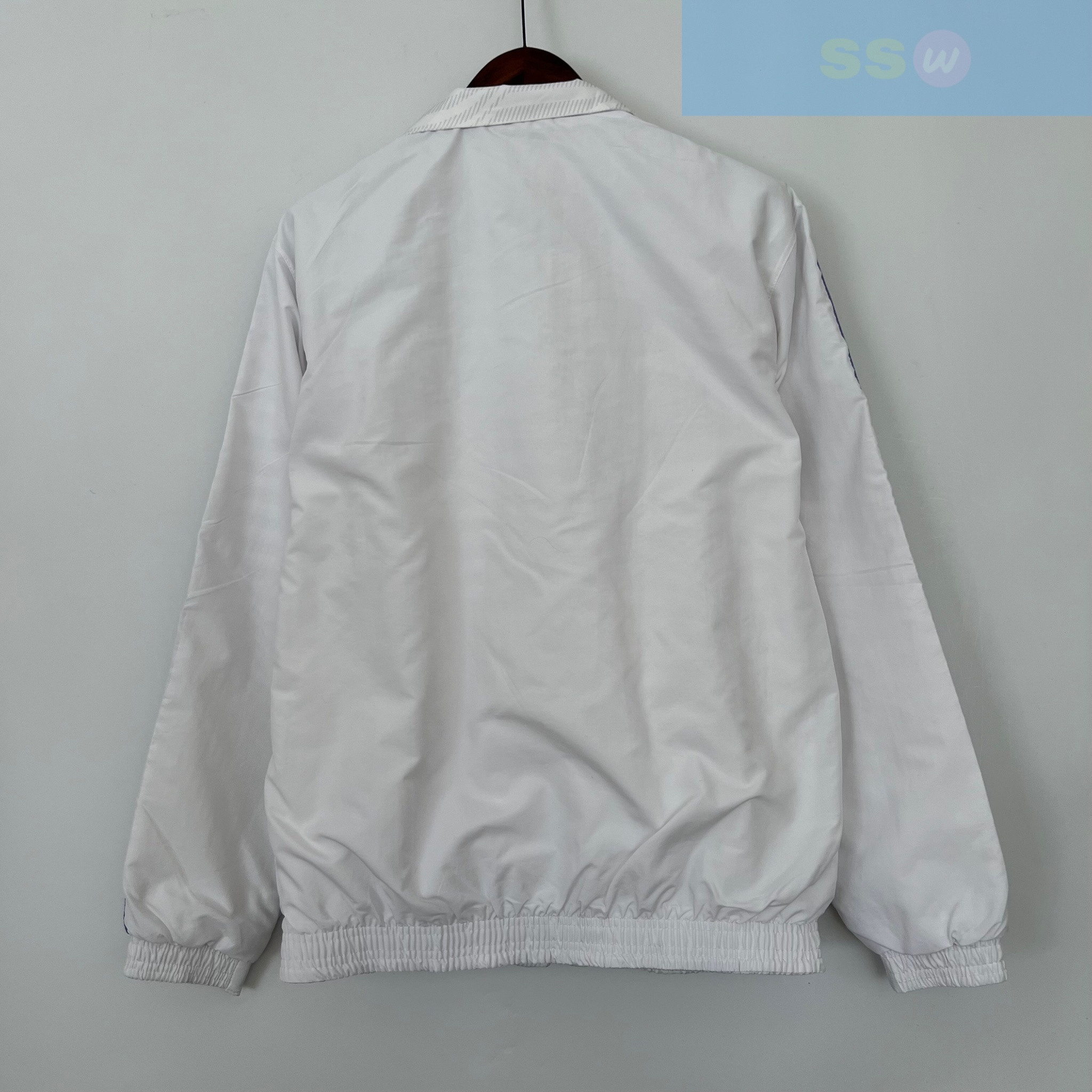 Ветровка Real Madrid купить по цене 4900 рублей. Футбольный магазин — ssw_magazin