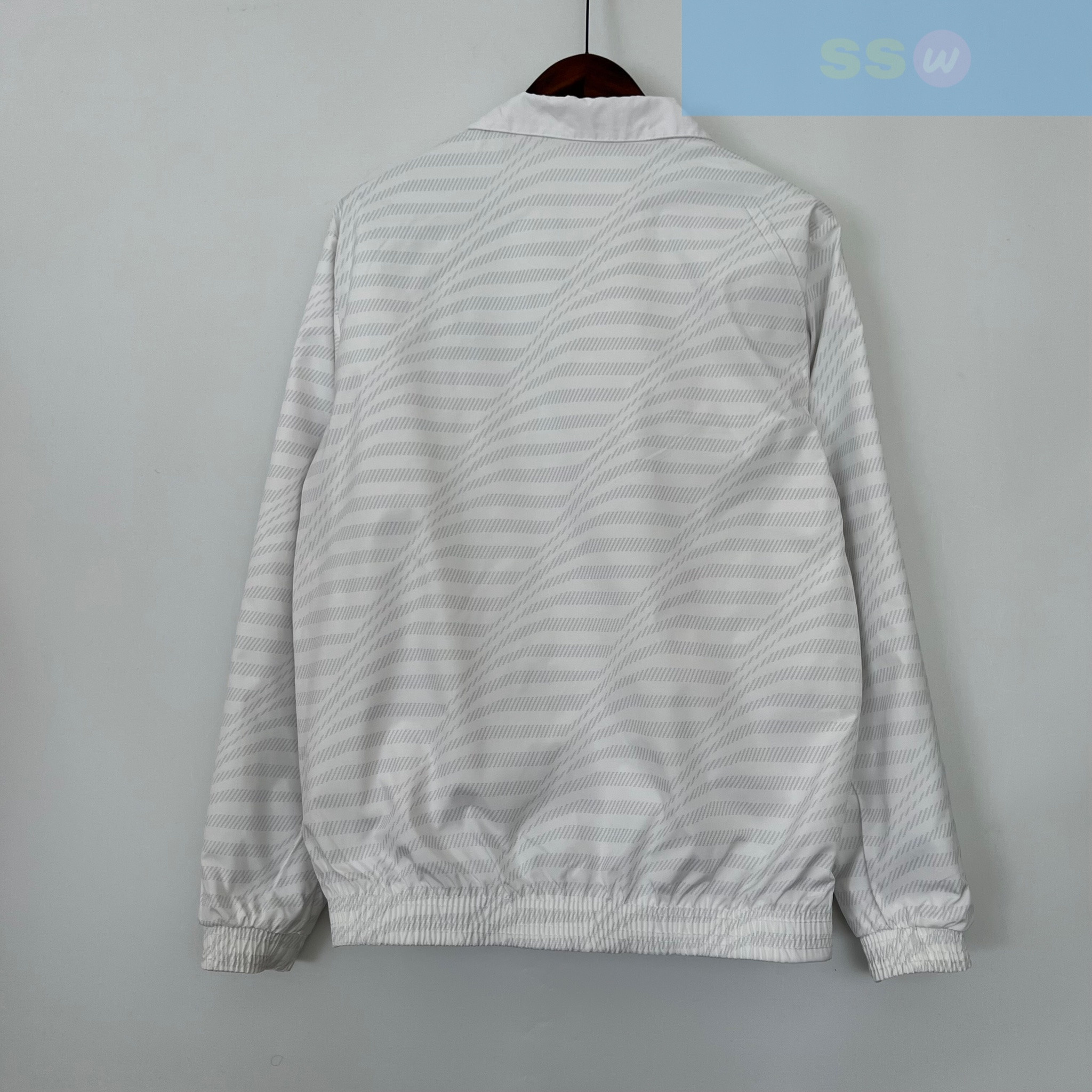 Ветровка Real Madrid купить по цене 4900 рублей. Футбольный магазин — ssw_magazin