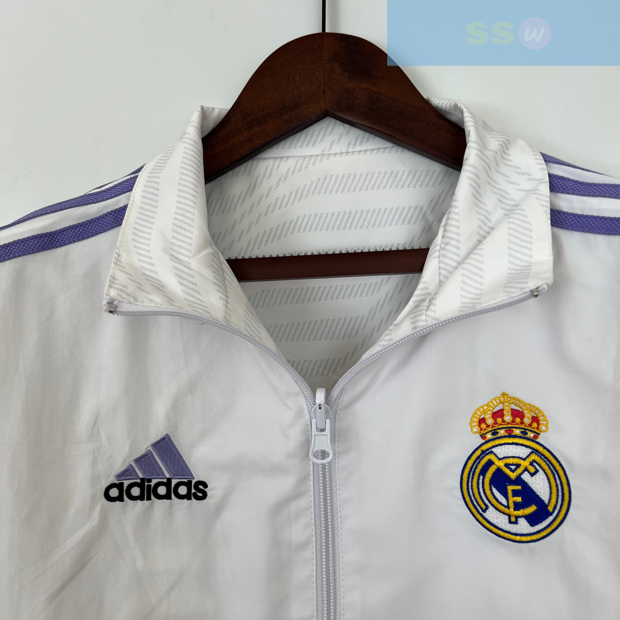 Ветровка Real Madrid купить по цене 4900 рублей. Футбольный магазин — ssw_magazin