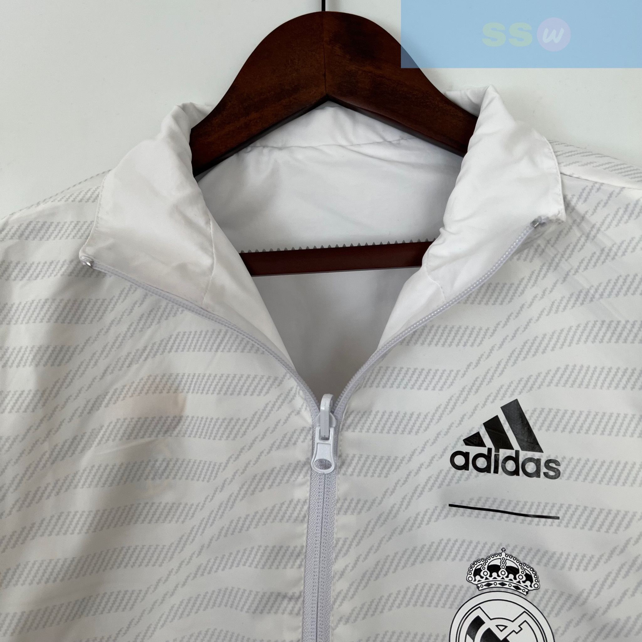 Ветровка Real Madrid купить по цене 4900 рублей. Футбольный магазин — ssw_magazin