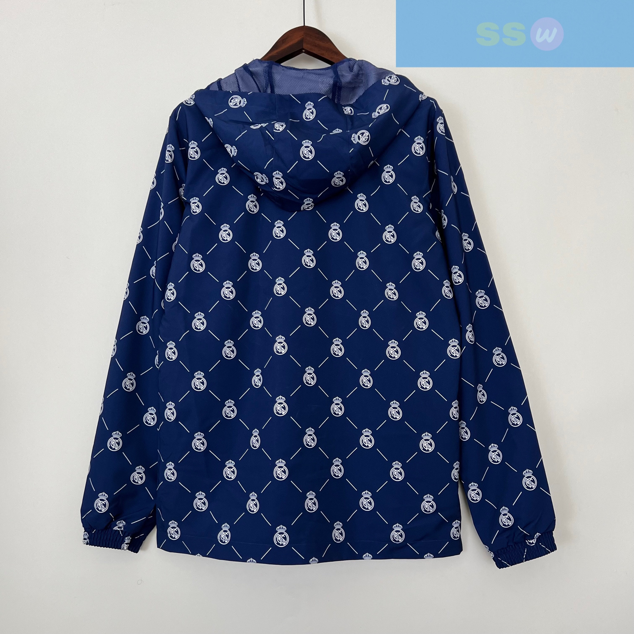 Ветровка Реал Мадрид купить по цене 4900 рублей. Футбольный магазин — ssw_magazin