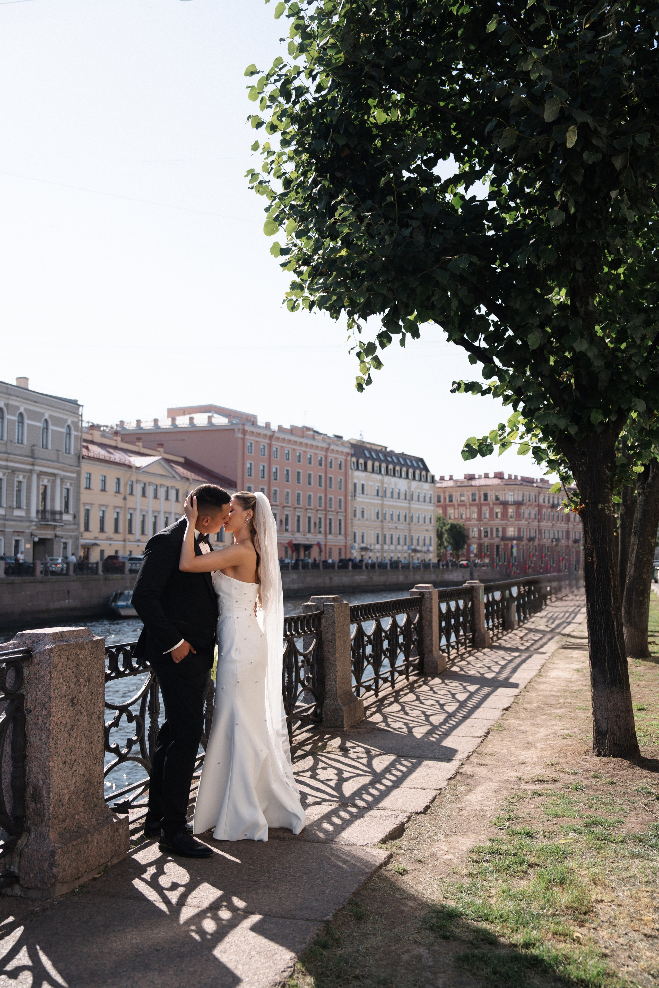 Виктория & Роман. Камерная городская свадьба в видовом ресторане в стиле современная классика. Свадебный фотограф организатор в Санкт-Петербурге Ассоль Опарина