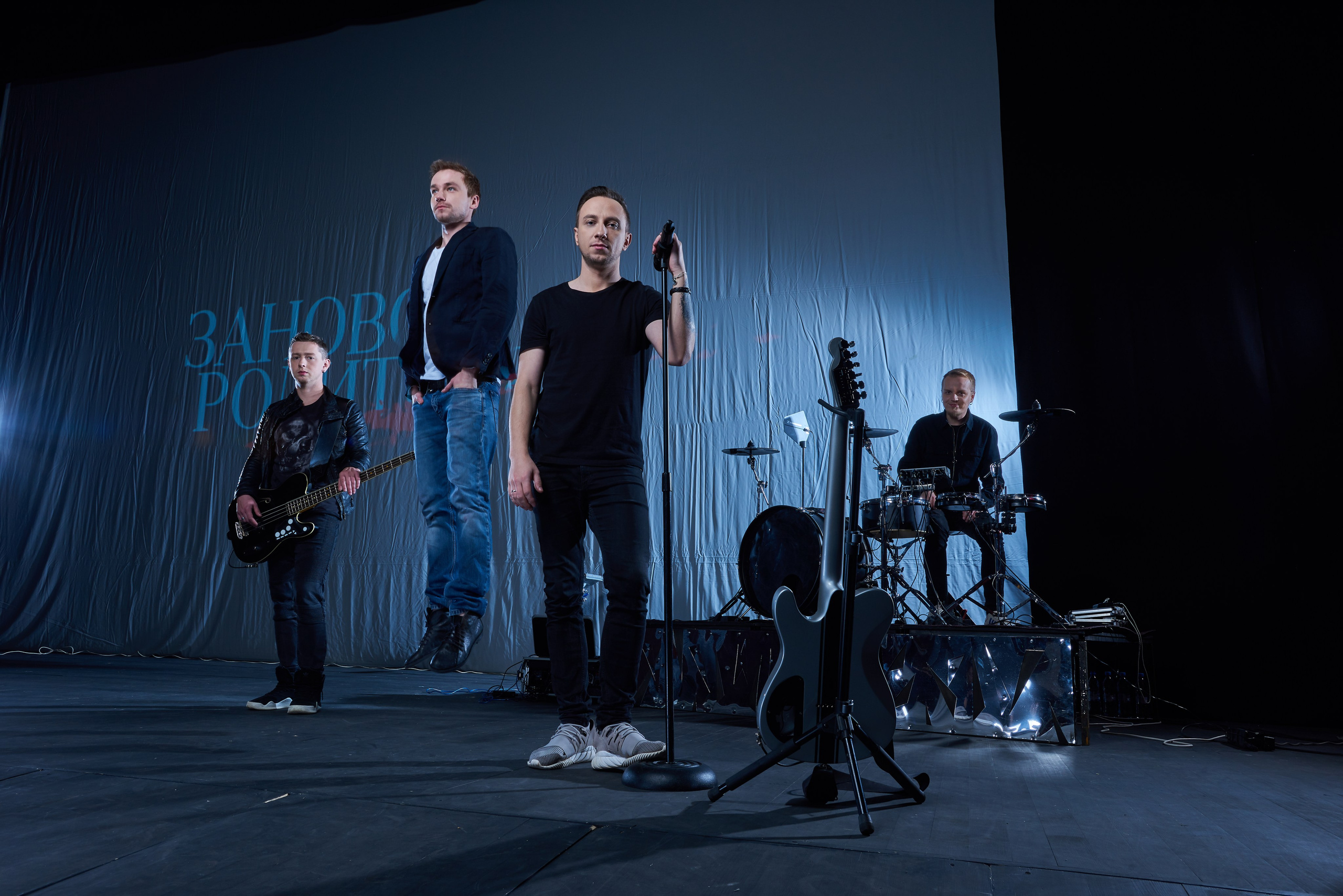 BACKSTAGE. Www.apowerstudio.com