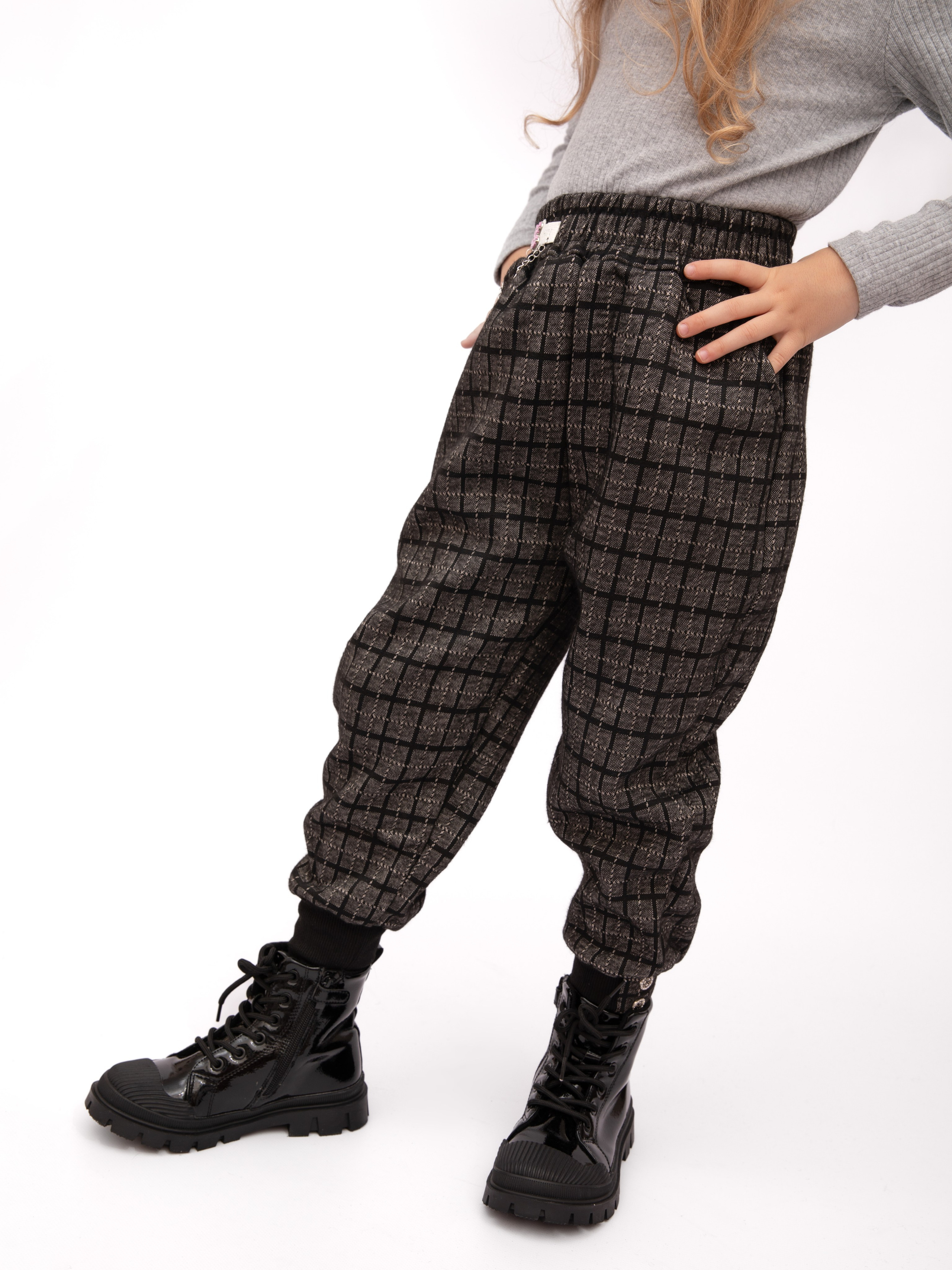 Детские брюки. Фотостудия предметной и модельной съёмки для маркетплейсов