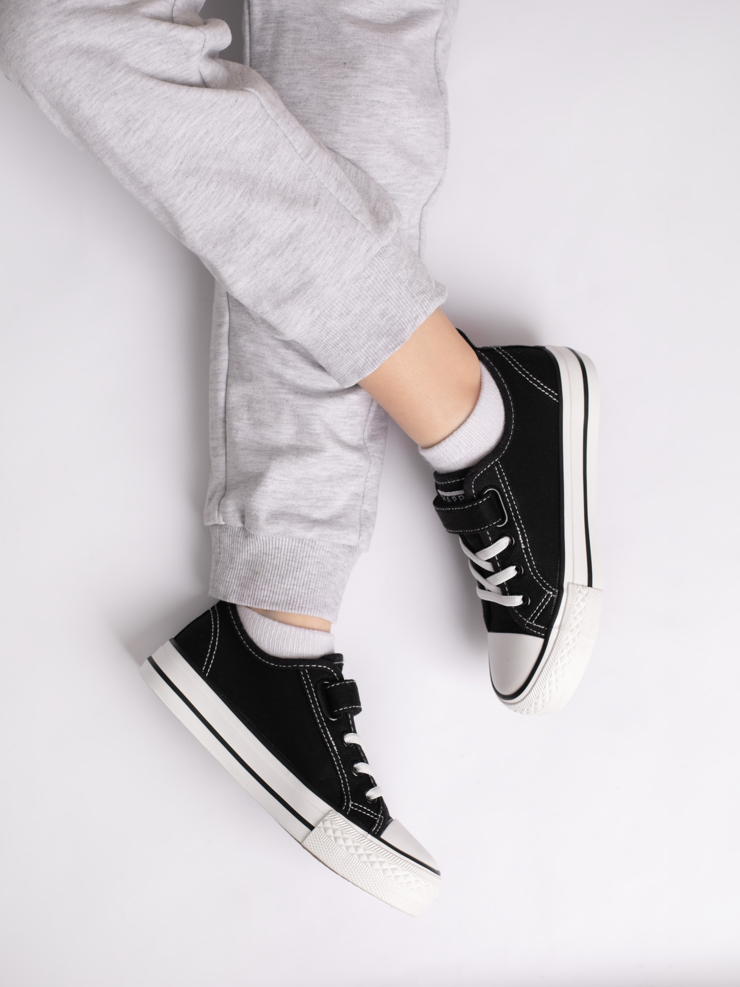 Детские кеды. Фотостудия предметной и модельной съёмки для маркетплейсов