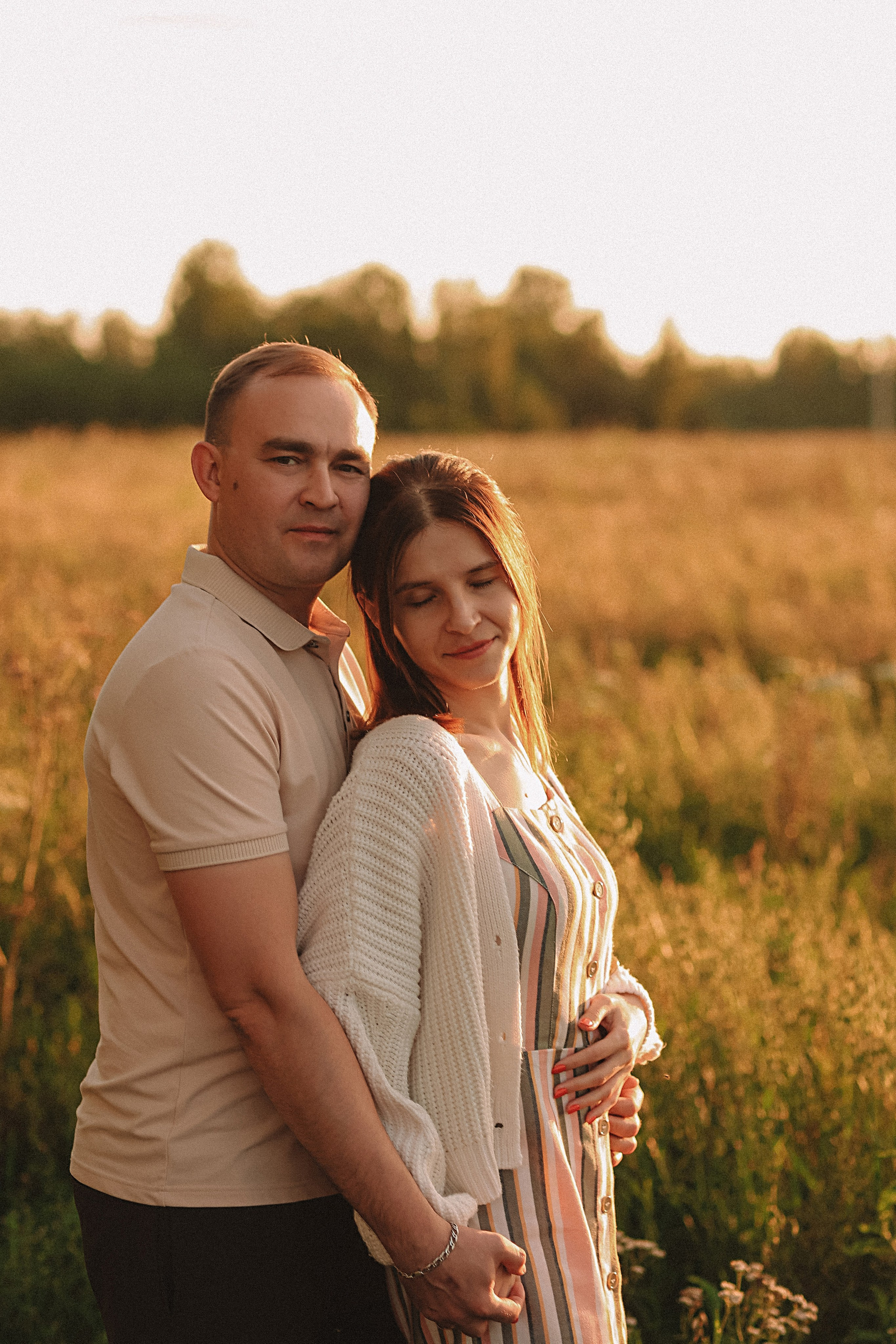 Поле love story на закате. Семейный фотограф Тюмень, фотограф на роды Салмина Мария