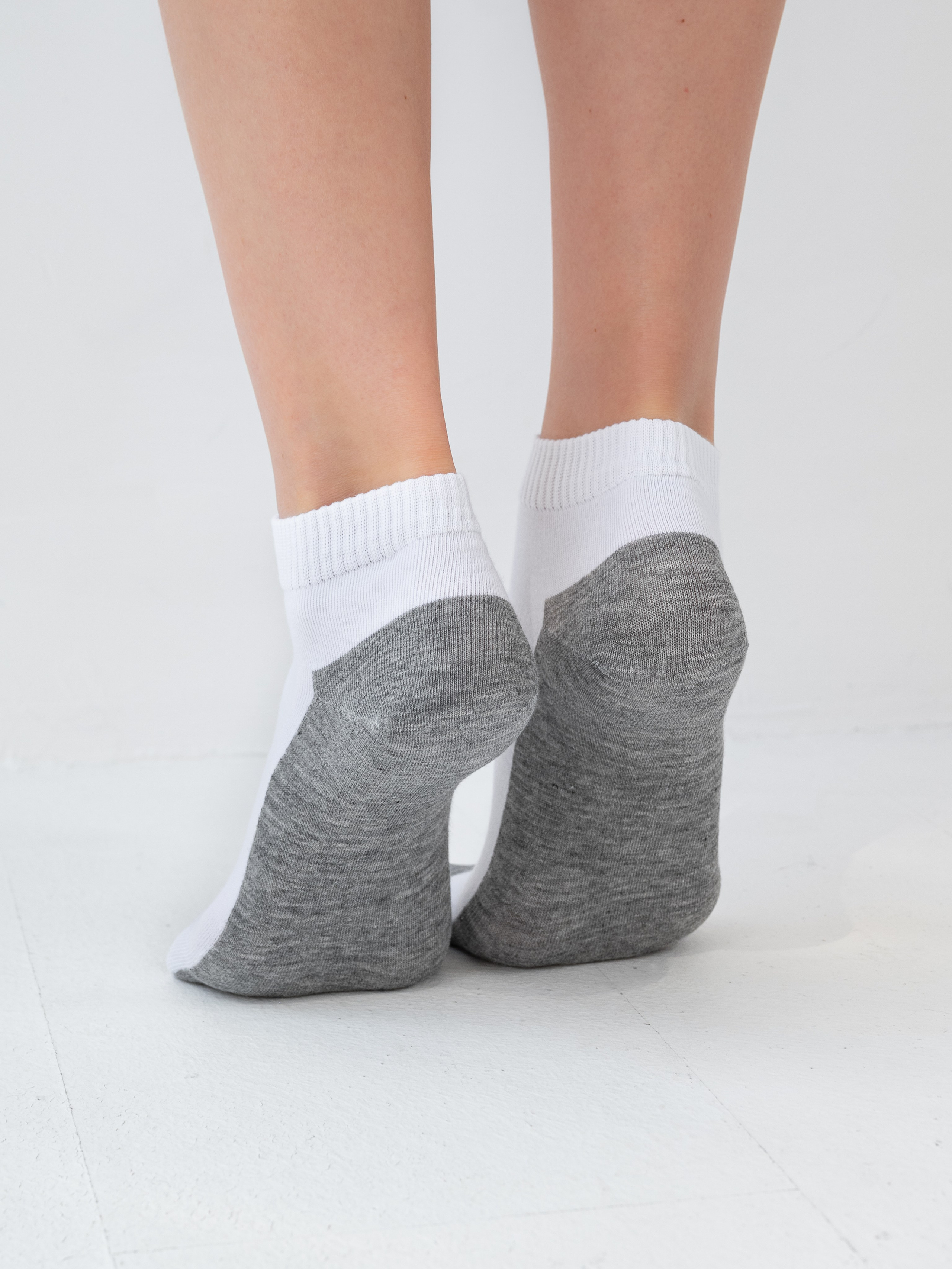 Носки съемка в студии (модель+предметка). Предметный фотограф, фото для маркетплейсов Пятигорск, КМВ