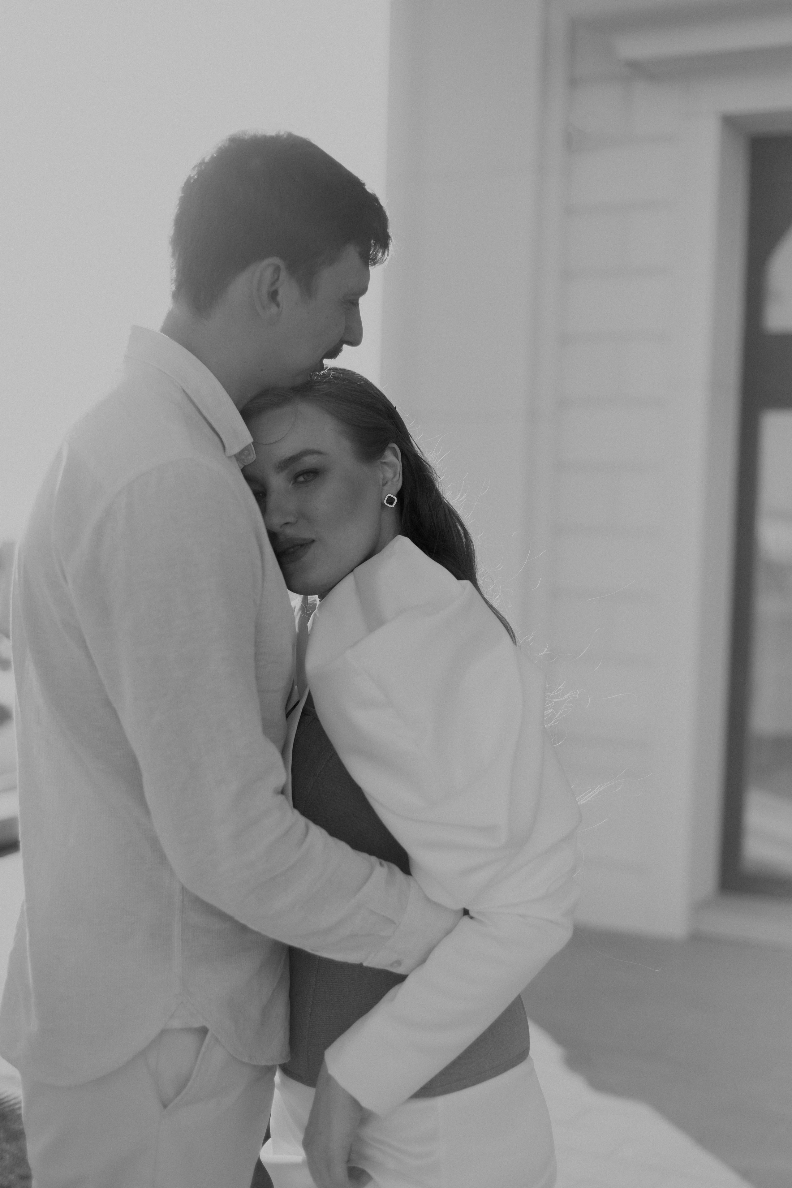 Свадебная фотография молодоженов на фоне побережья Анапы: романтический момент у моря