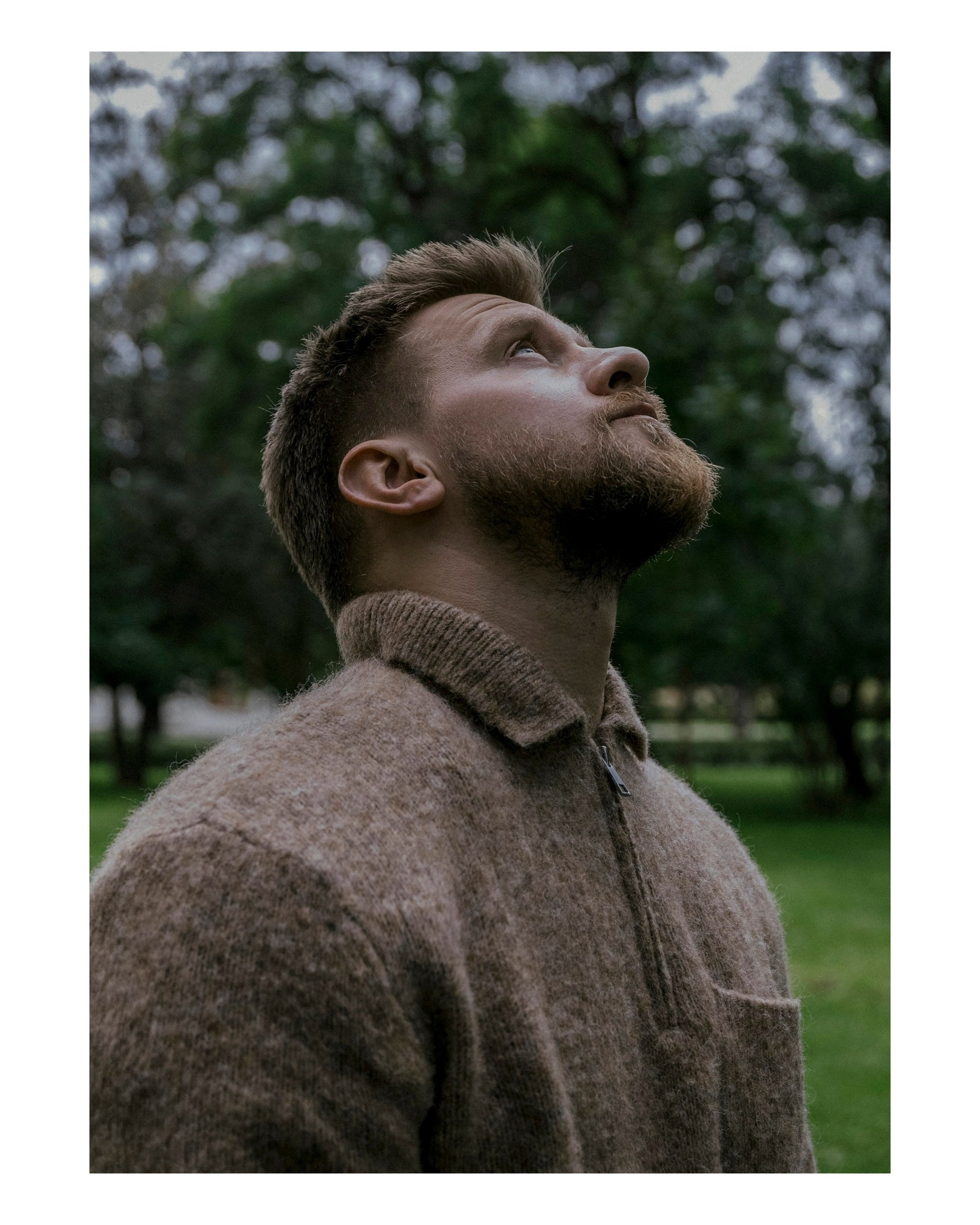 мужчина смотрит вверх