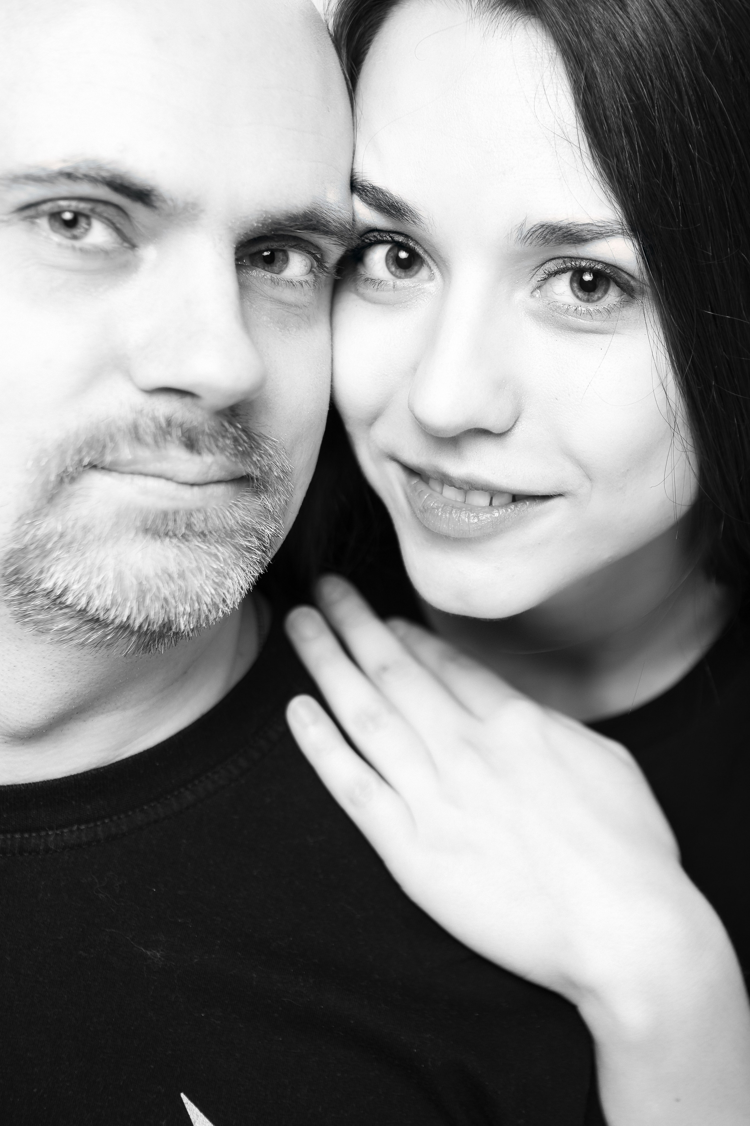 Фотосессия в студии для пары, черно-белая фотография, белый фон, чб, профессиональная фотосессия, студиная фотосессия, фотограф в москве, лавстори, семеная фотосессия, минимализм.