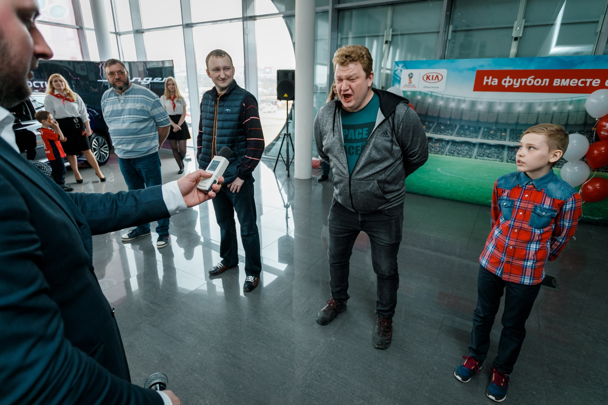 Розыгрыш билетов на ЧМ по футболу FIFA @ Киа Центр. Репортажный фотограф Максим Полянский. Москва, Санкт-Петербург, Красноярск