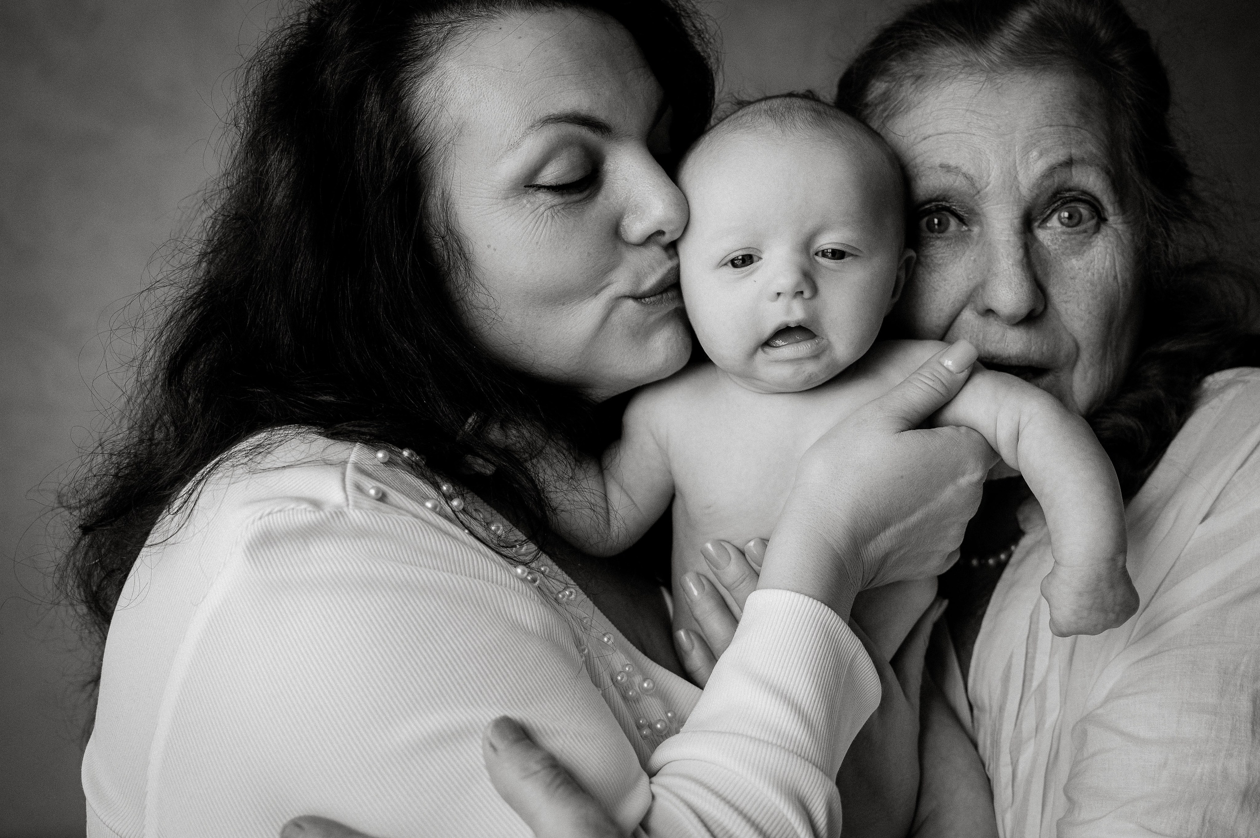 Малышка Зои с мамой и бабушками. Фотограф беременности и семьи, домашние съемки, Ньюборн