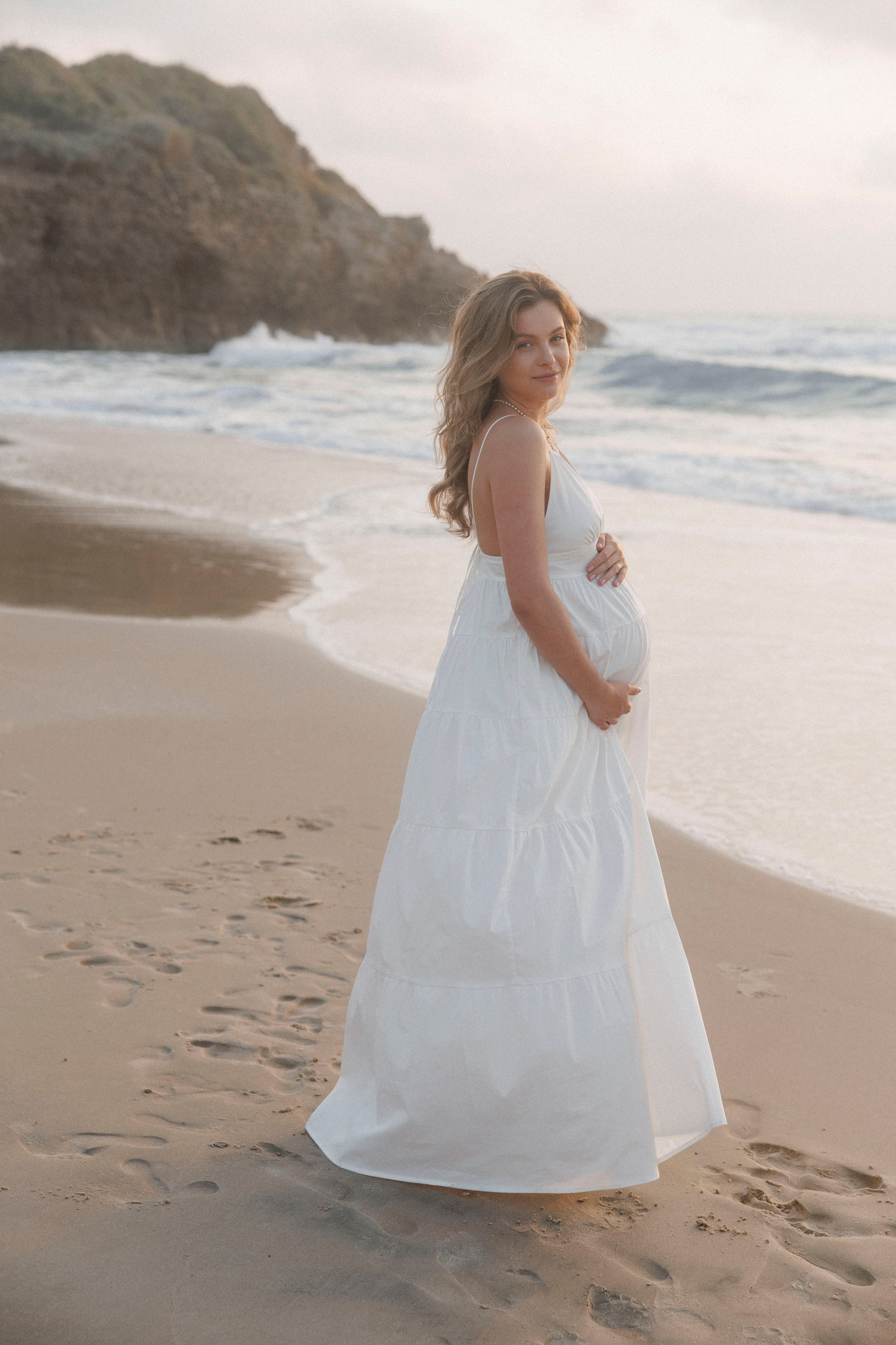 Pregnancy photoshoot near the sea (cloudy weather). Главная