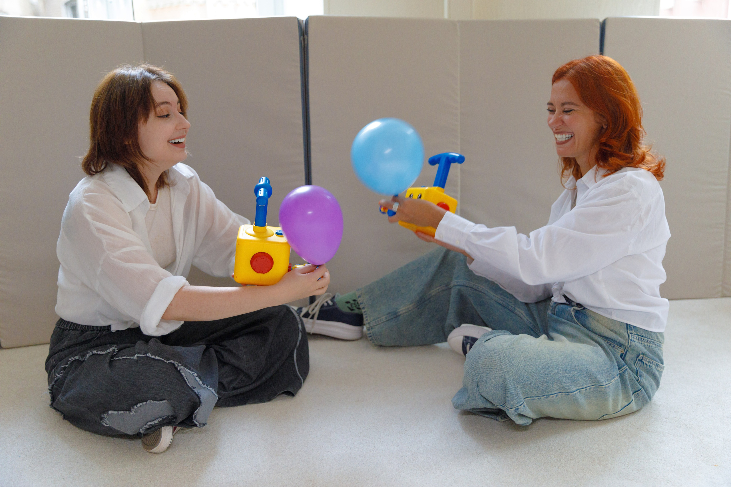 Юлианна и Анна в кабинете Dir Floor Time. Фотограф в Москве Слуцкая Наталья, репортаж, портрет, контент