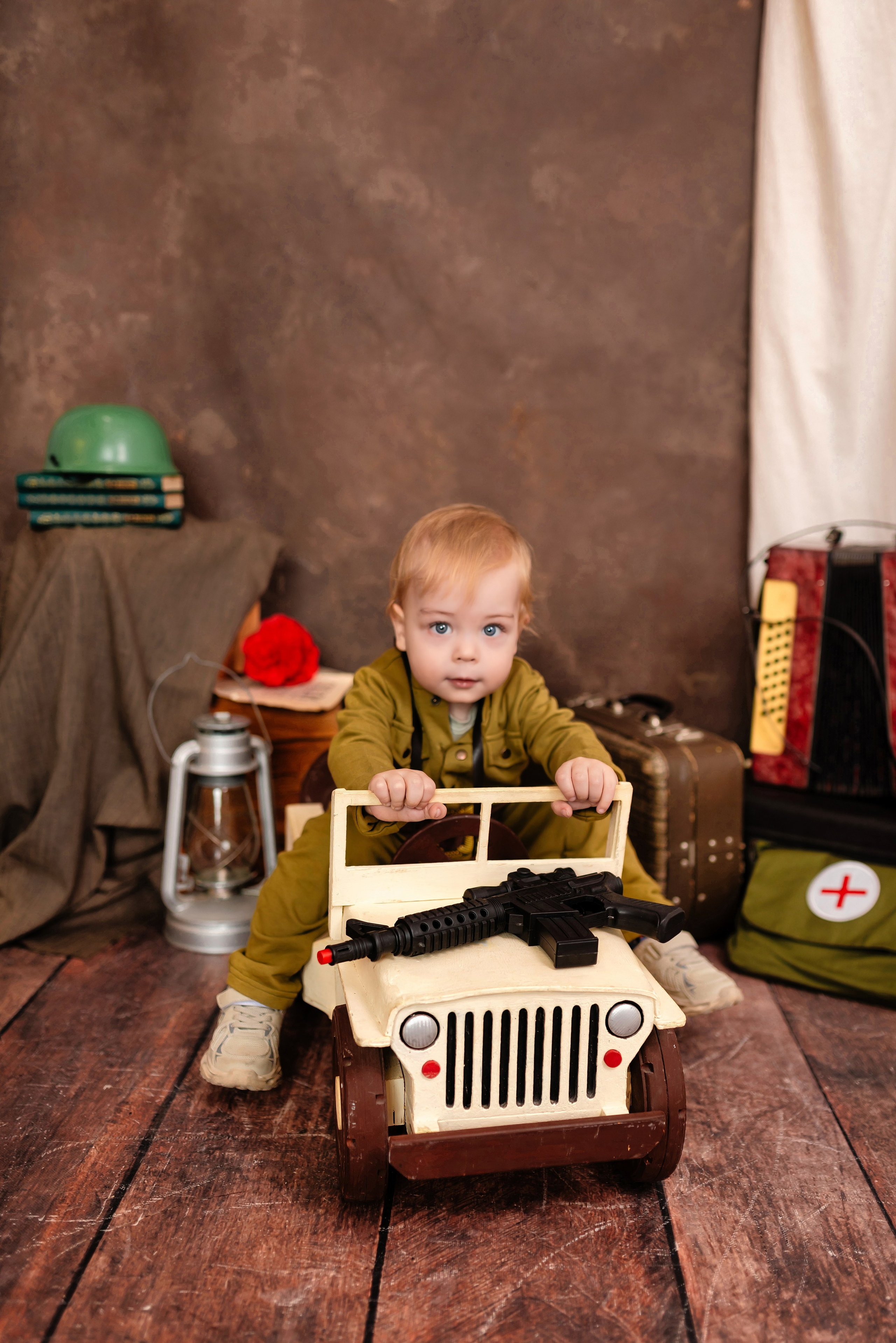 Детская фотосессия для детей к 9 мая в Иркутске в костюмах в военной форме