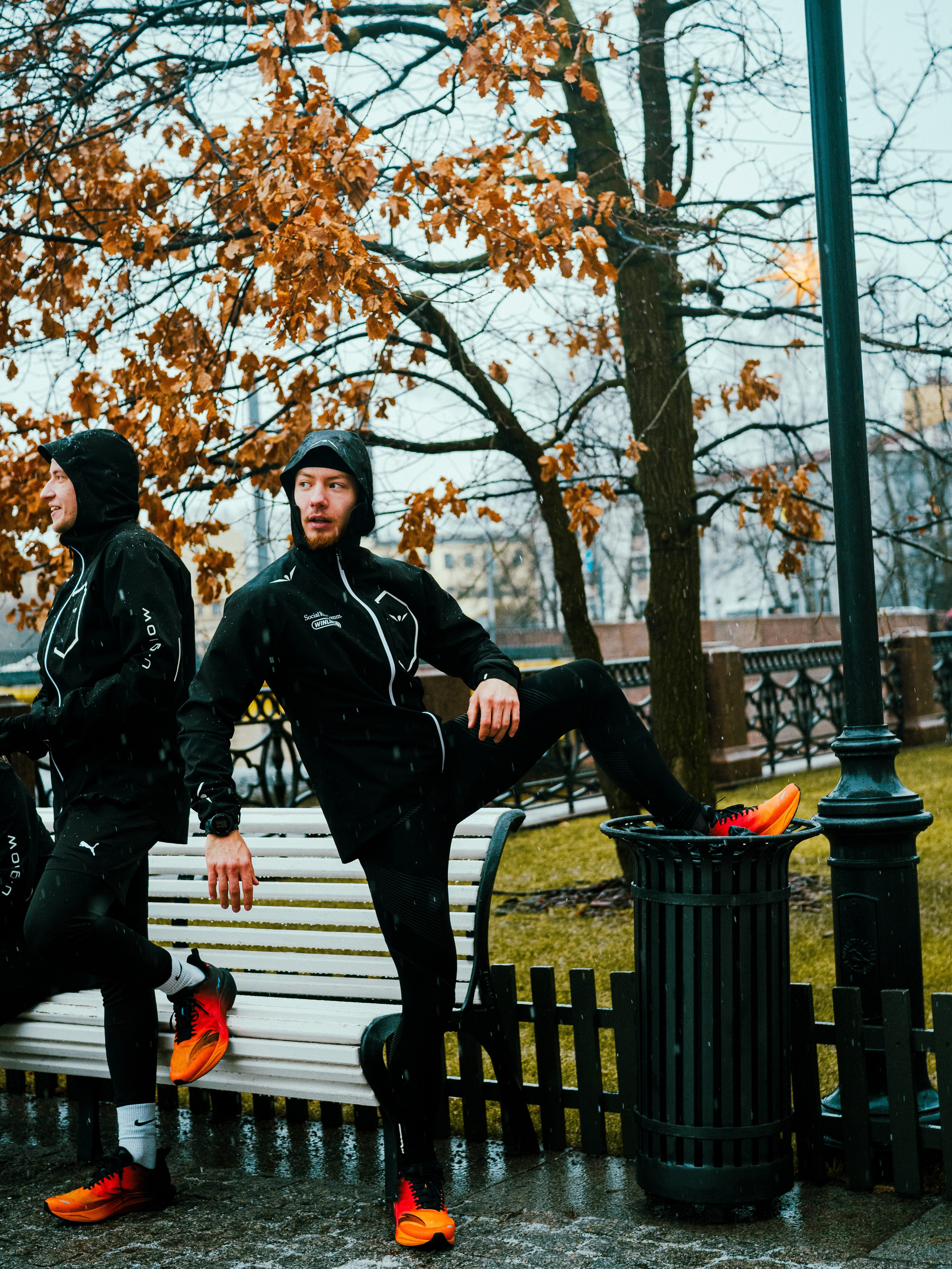 Social Run Community x Anta. Зимняя городская новогодняя фотосессия спортивной одежды от бегового клуба social run community. Портретный и репортажный фотограф в Санкт-Петербурге Смоляков Максим