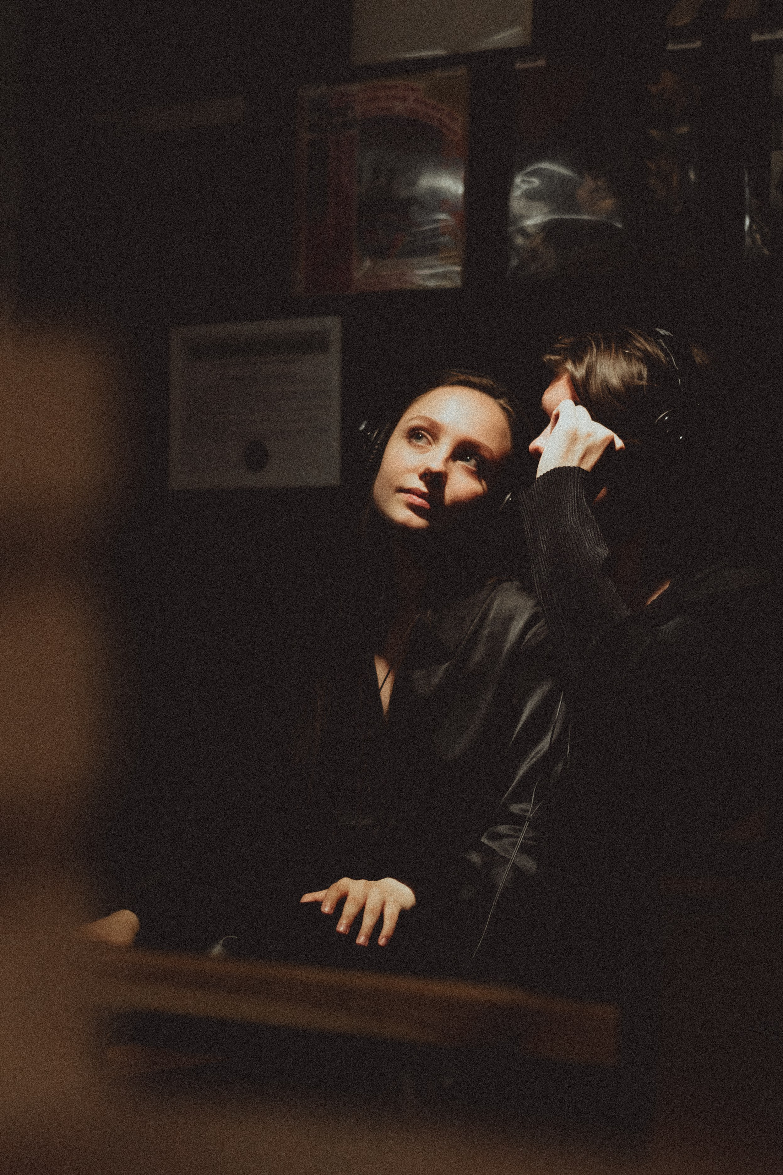 Парная ретро фотосессия в магазине с виниловыми пластинками