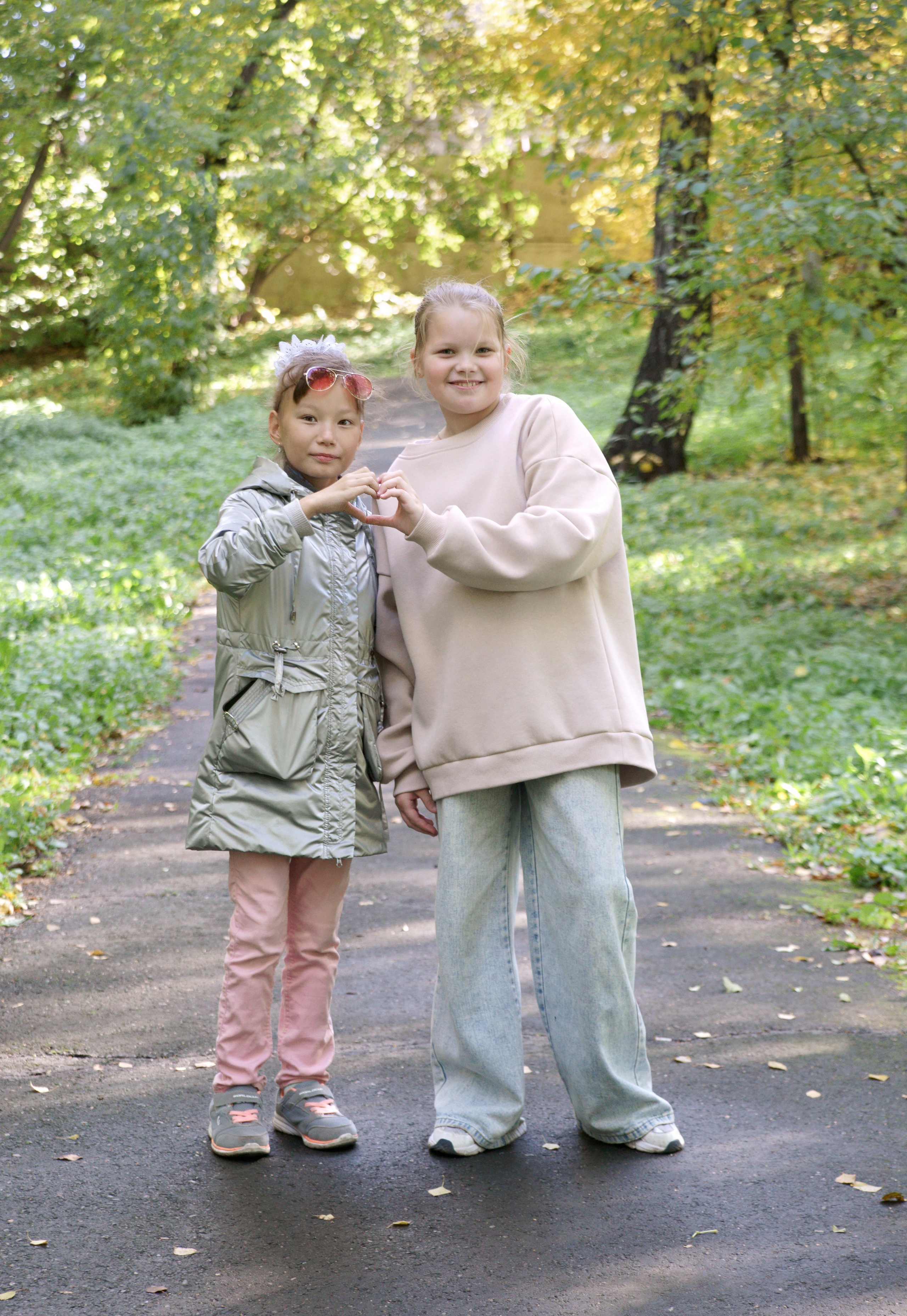 Выпускник начальной школы - осенняя сьемка - подруги