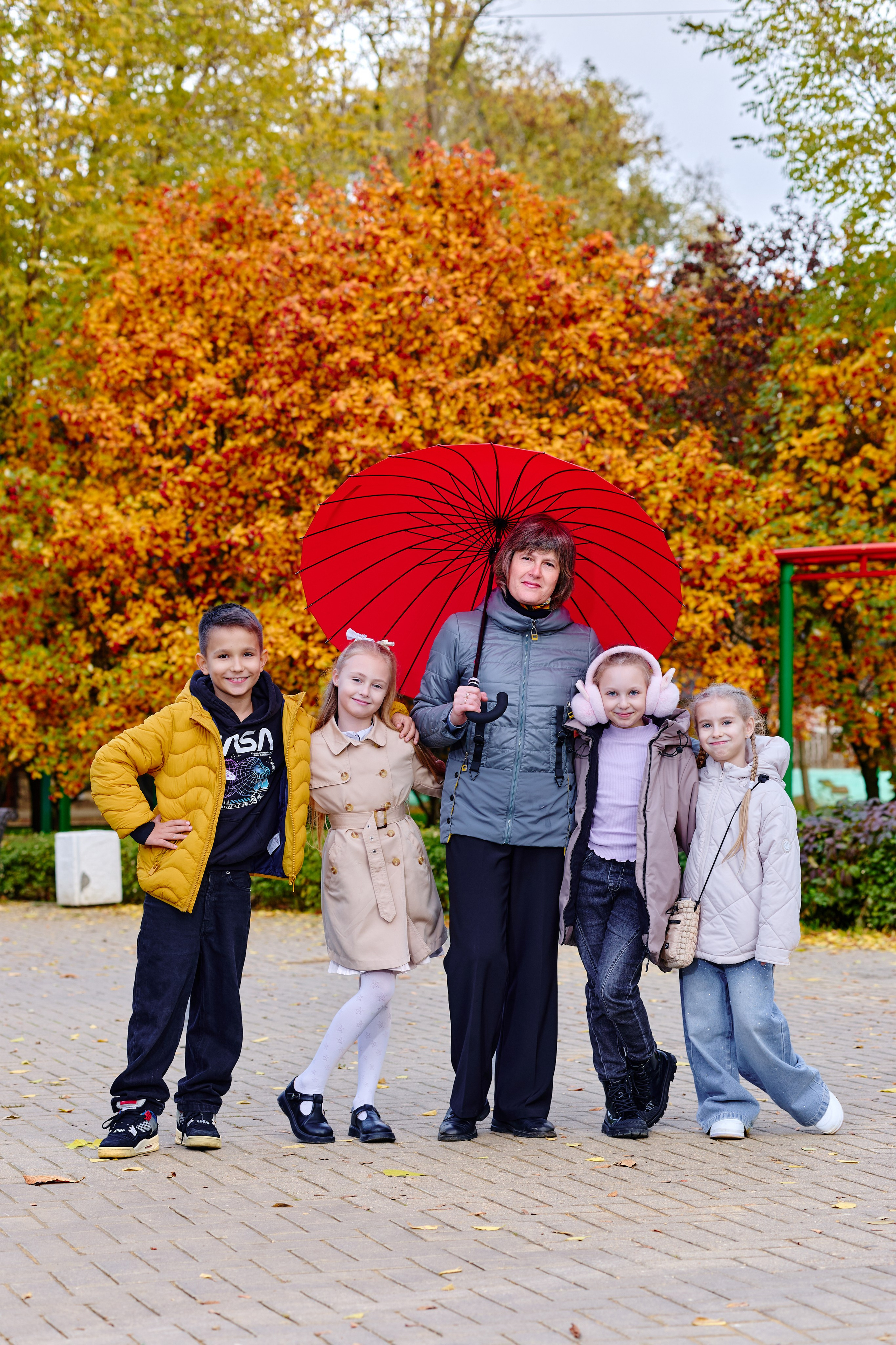 Прогулка в парке классом. Фотограф Выпускные альбомы Таганрог Сергей Коробченко