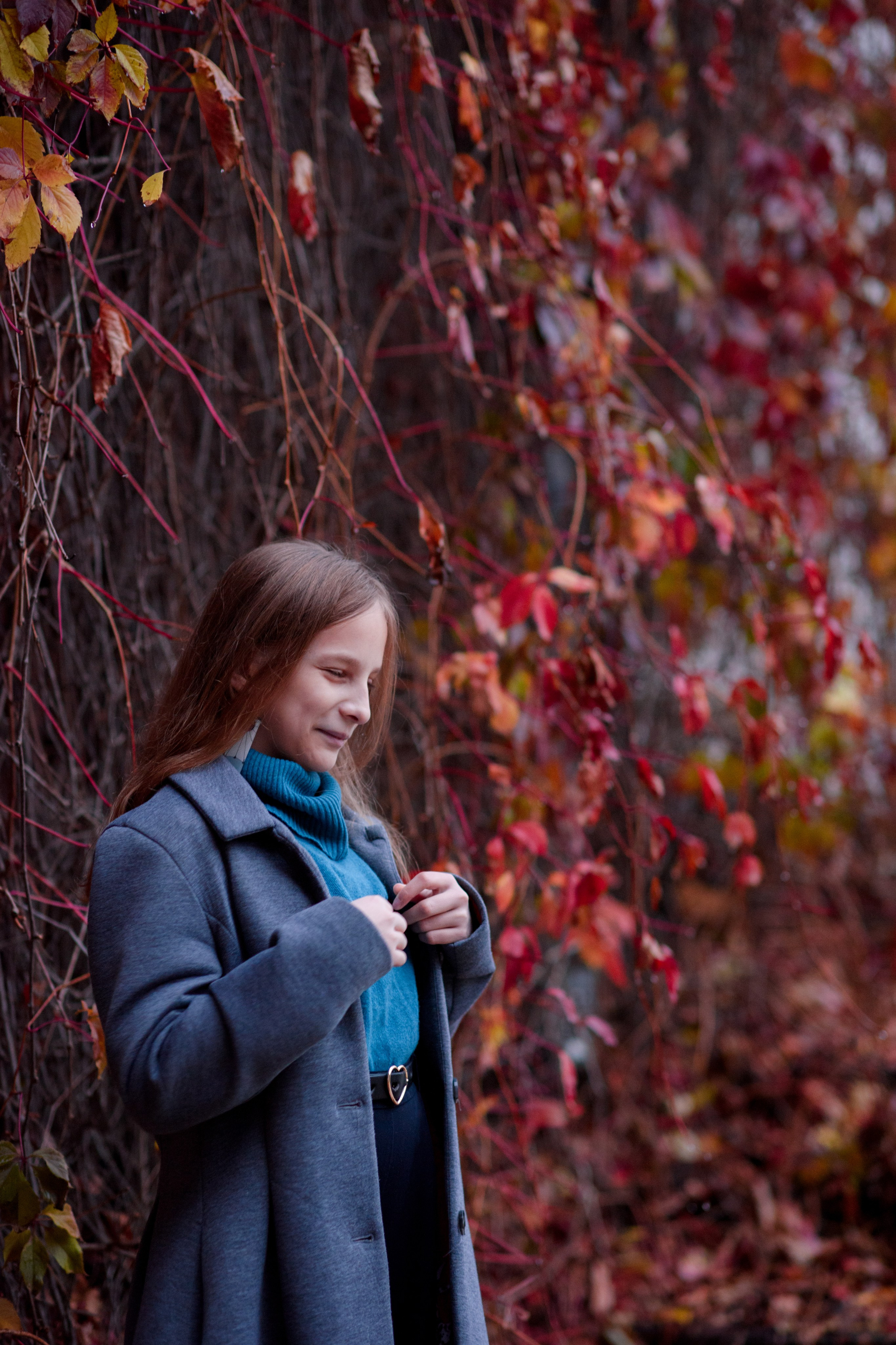 Фотосессия на фоне красного дикого винограда. Главная
