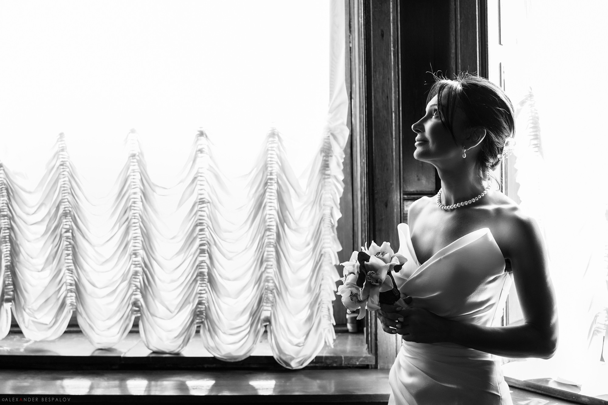 невеста в лучах солнца, проникающих через полупрозрачную занавеску