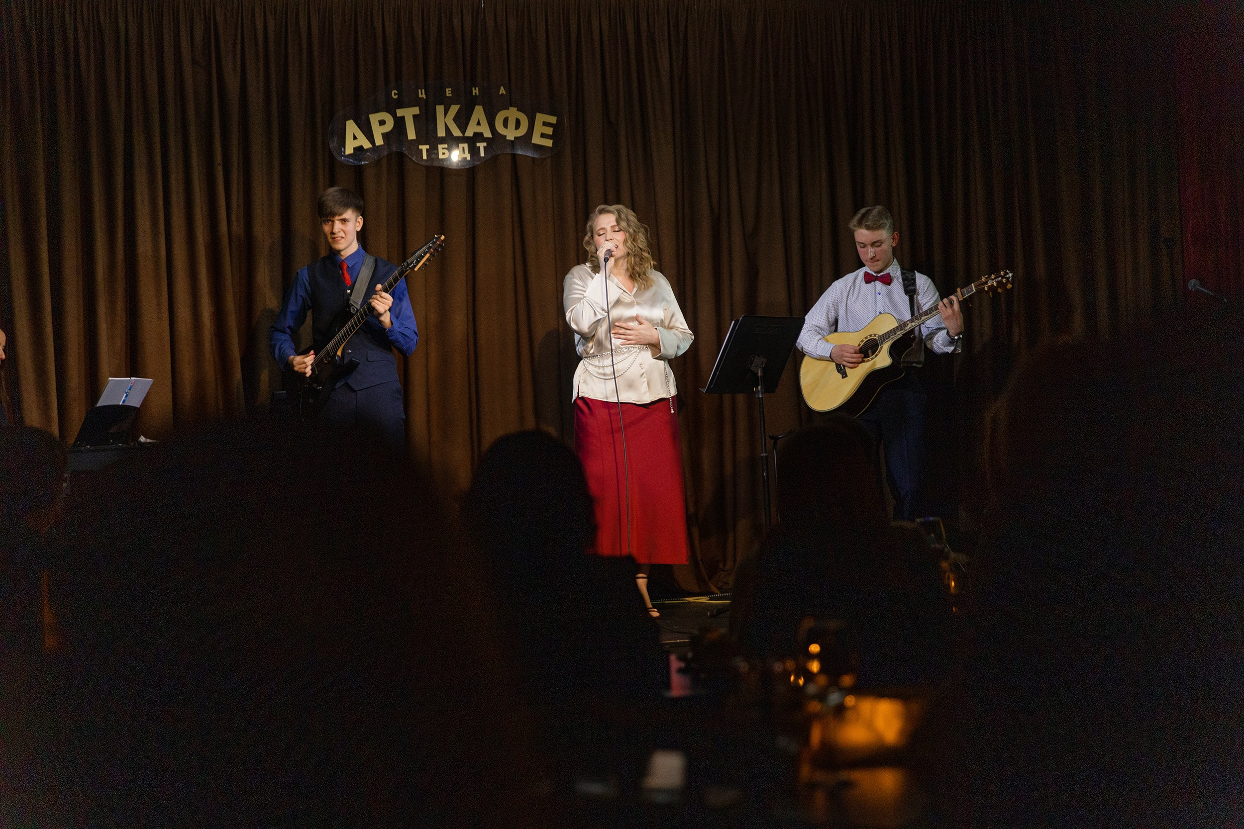 Выступление YOLO band в арт кафе. Фотограф Тюмень