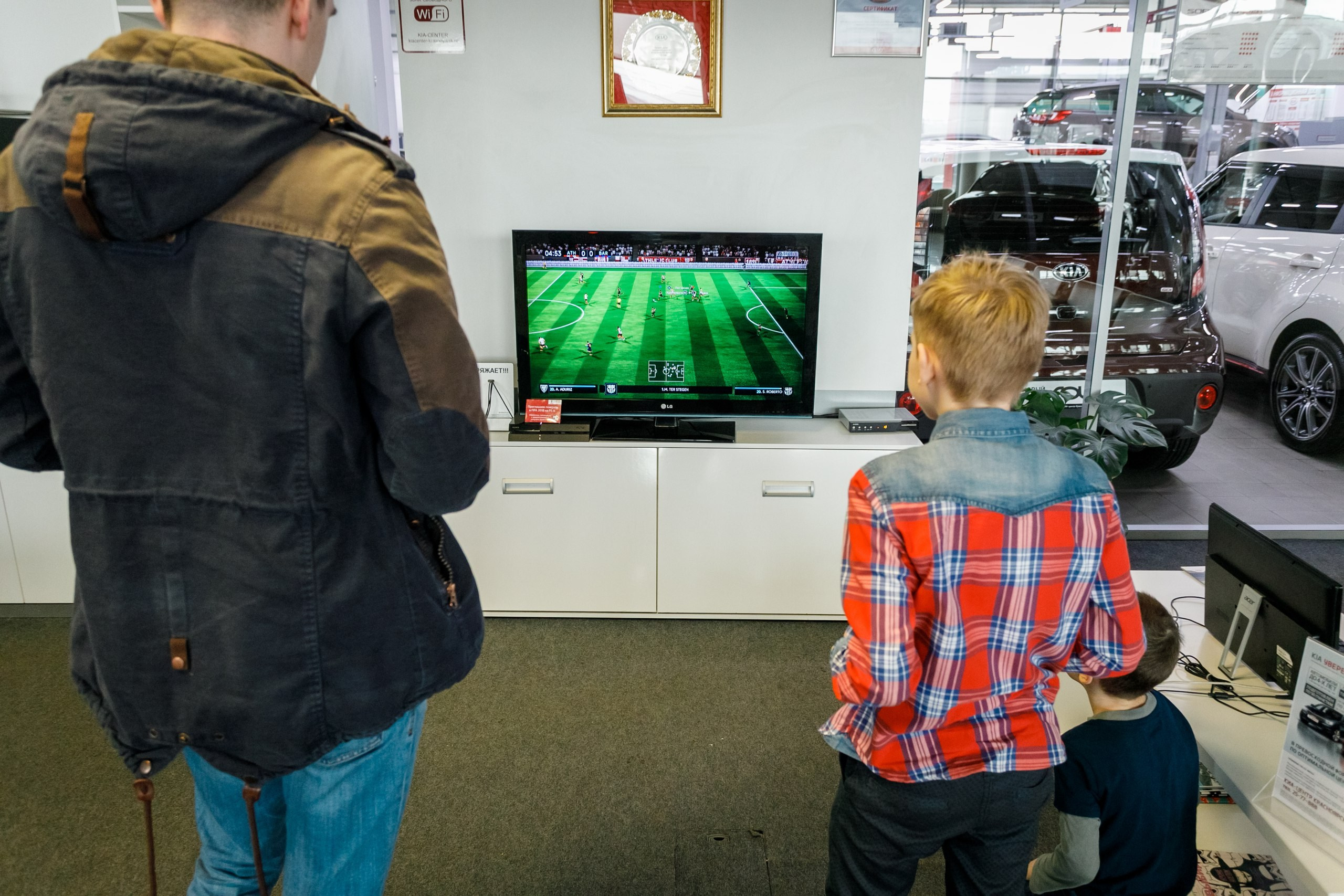 Розыгрыш билетов на ЧМ по футболу FIFA @ Киа Центр. Репортажный фотограф Максим Полянский. Москва, Санкт-Петербург, Красноярск