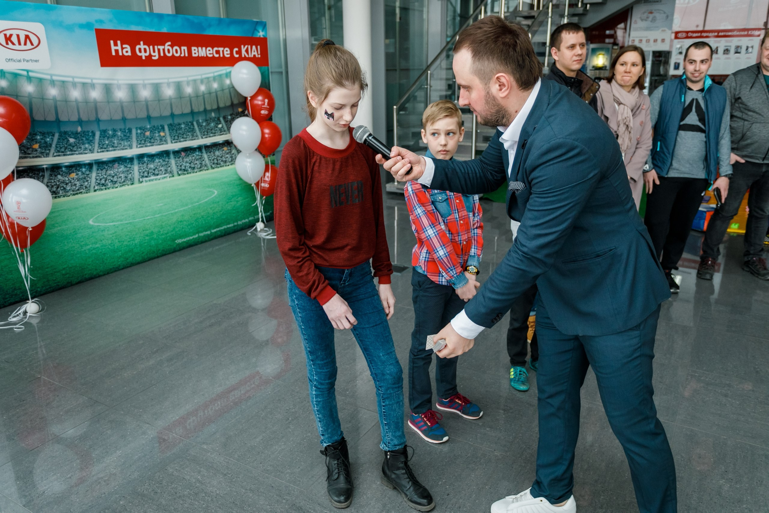 Розыгрыш билетов на ЧМ по футболу FIFA @ Киа Центр. Репортажный фотограф Максим Полянский. Москва, Санкт-Петербург, Красноярск