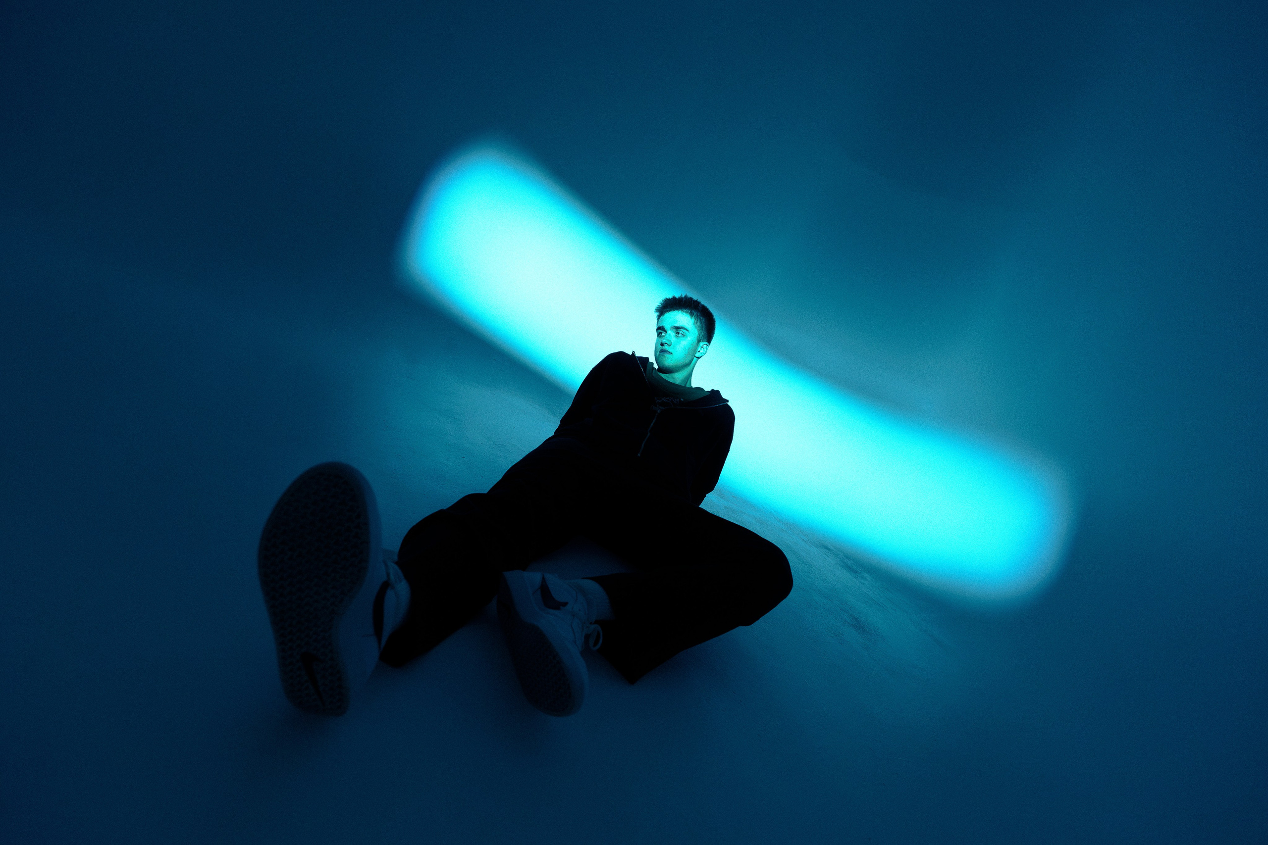 Портрет мужчины в студии с креативным освещением для личного бренда